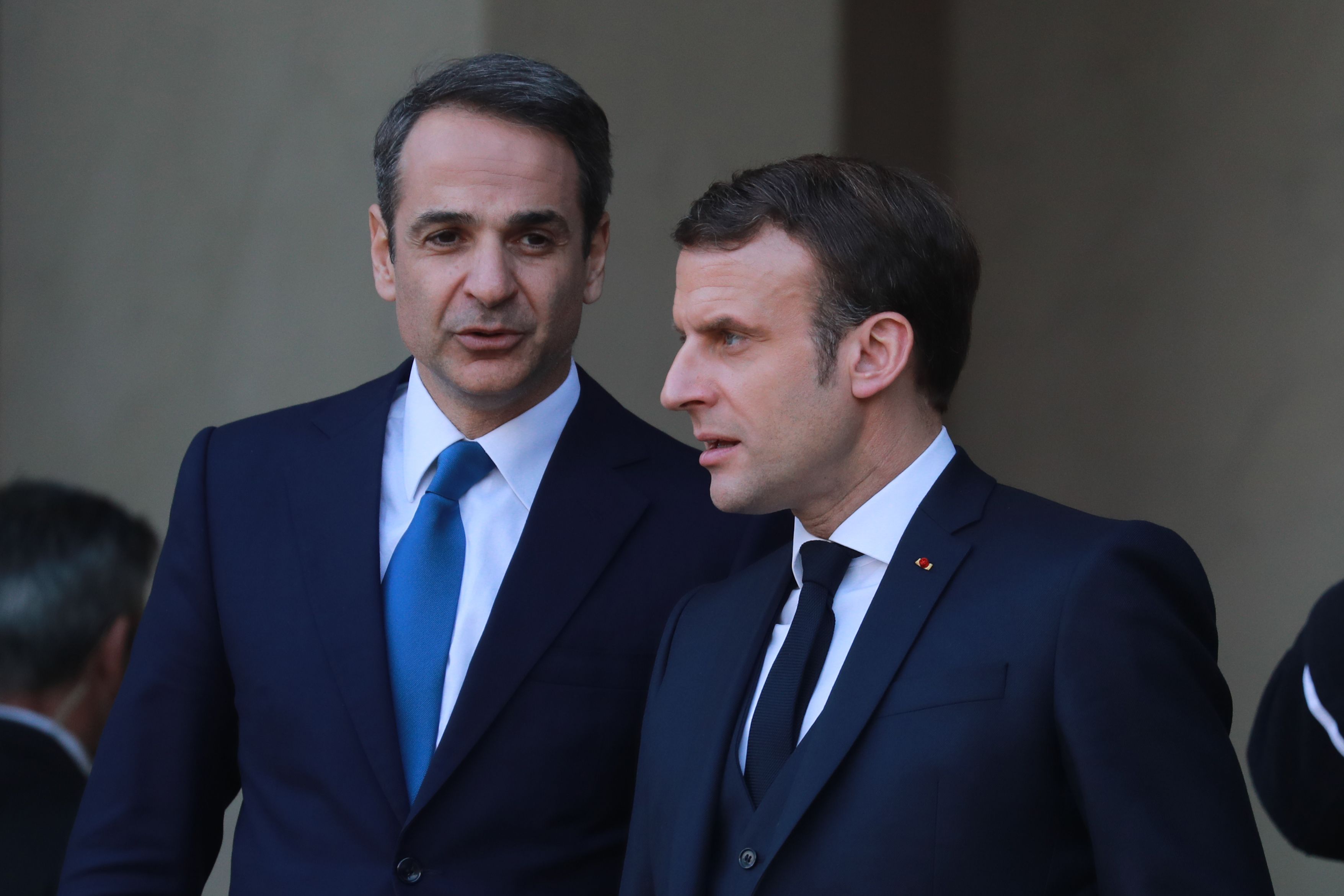 Presiden Prancis Emmanuel Macron dan Perdana Menteri Yunani Kyriakos Mitsotakis