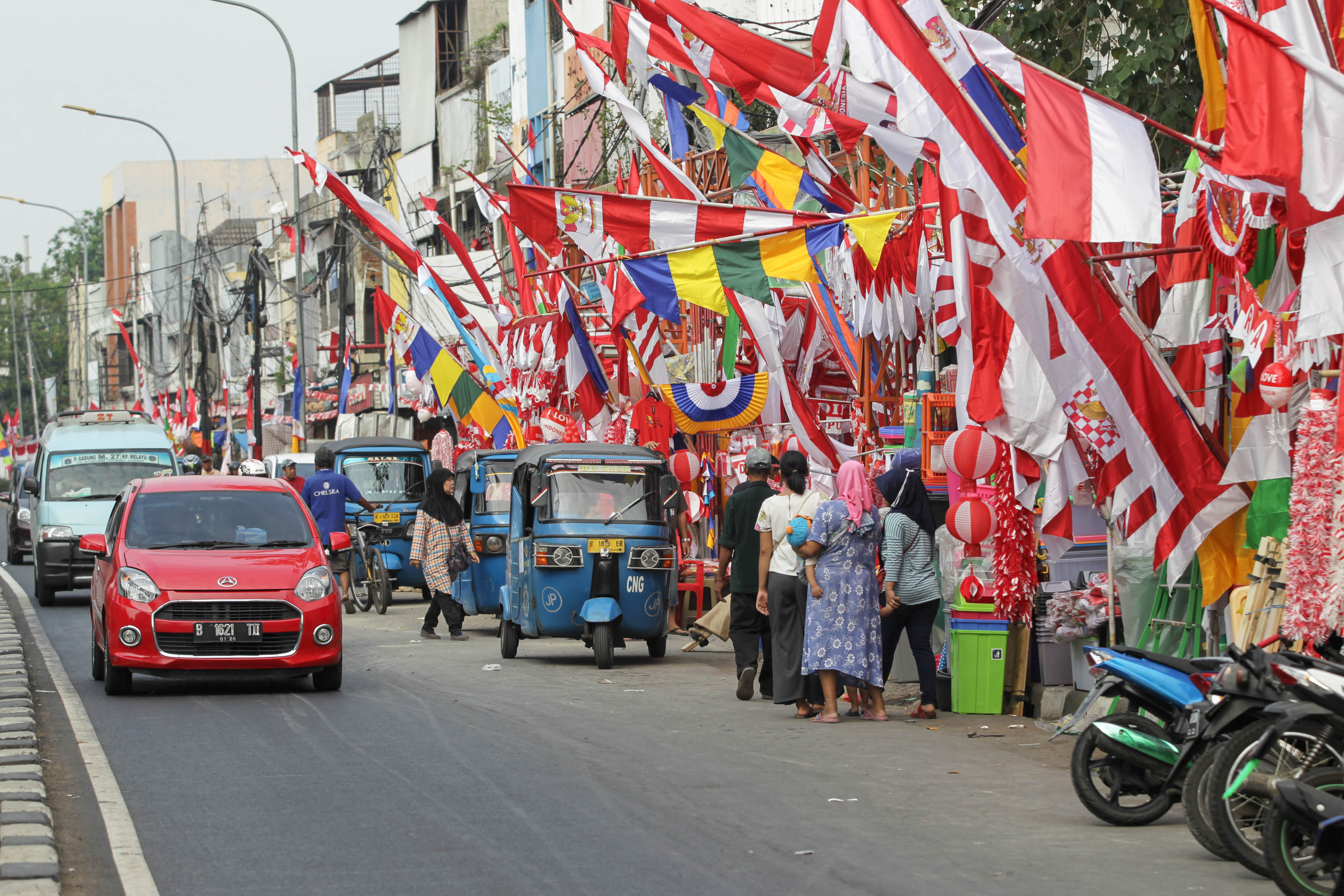 Sejumlah pedagang bendera dan umbul-umbul merah putih di jalan