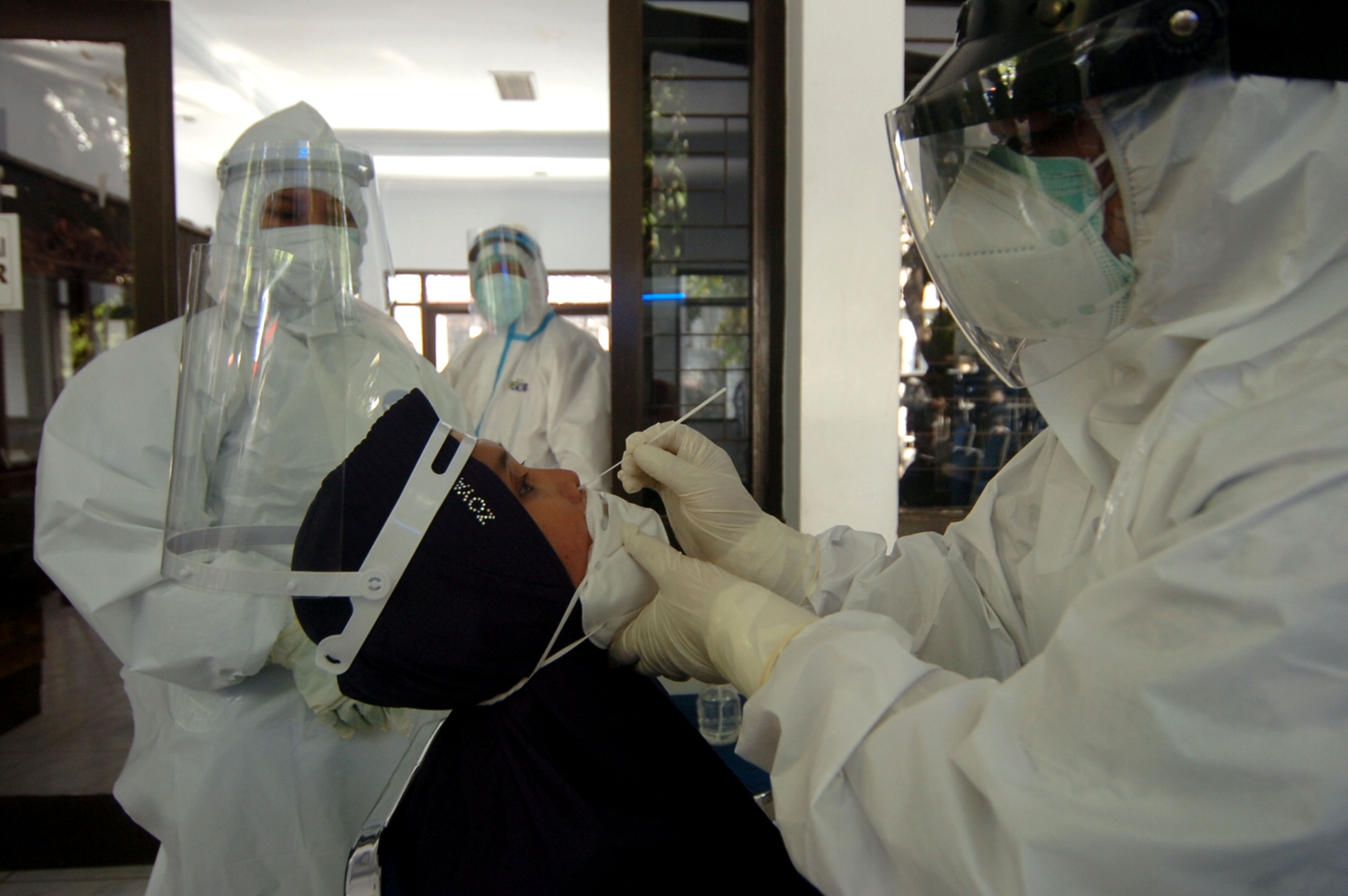 Tim Gugus Tugas Percepatan dan Pencegahan COVID-19 mengambil sampel Aparatur Sipil Negara (ASN) saat tes usap (swab test) massal di Tegal