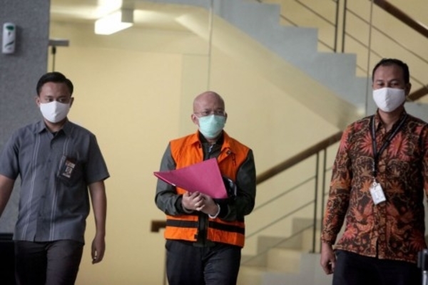 Direktur PT HTK, Taufik Aguston memakai rompi oranye