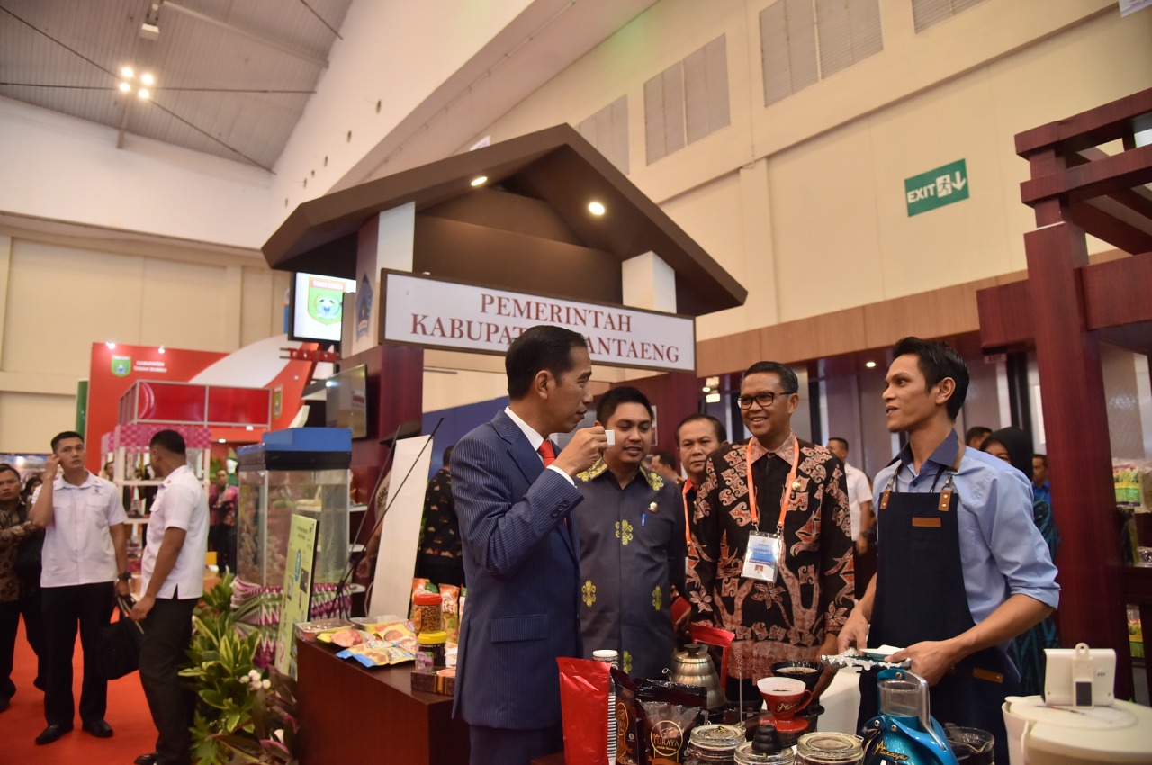 Presiden Joko Widodo meninjau stand Pemerintah Kabupaten Bantaeng, Sulsel. di ajang kegiatan pameran tahunan Apkasi Otonomi 2019.