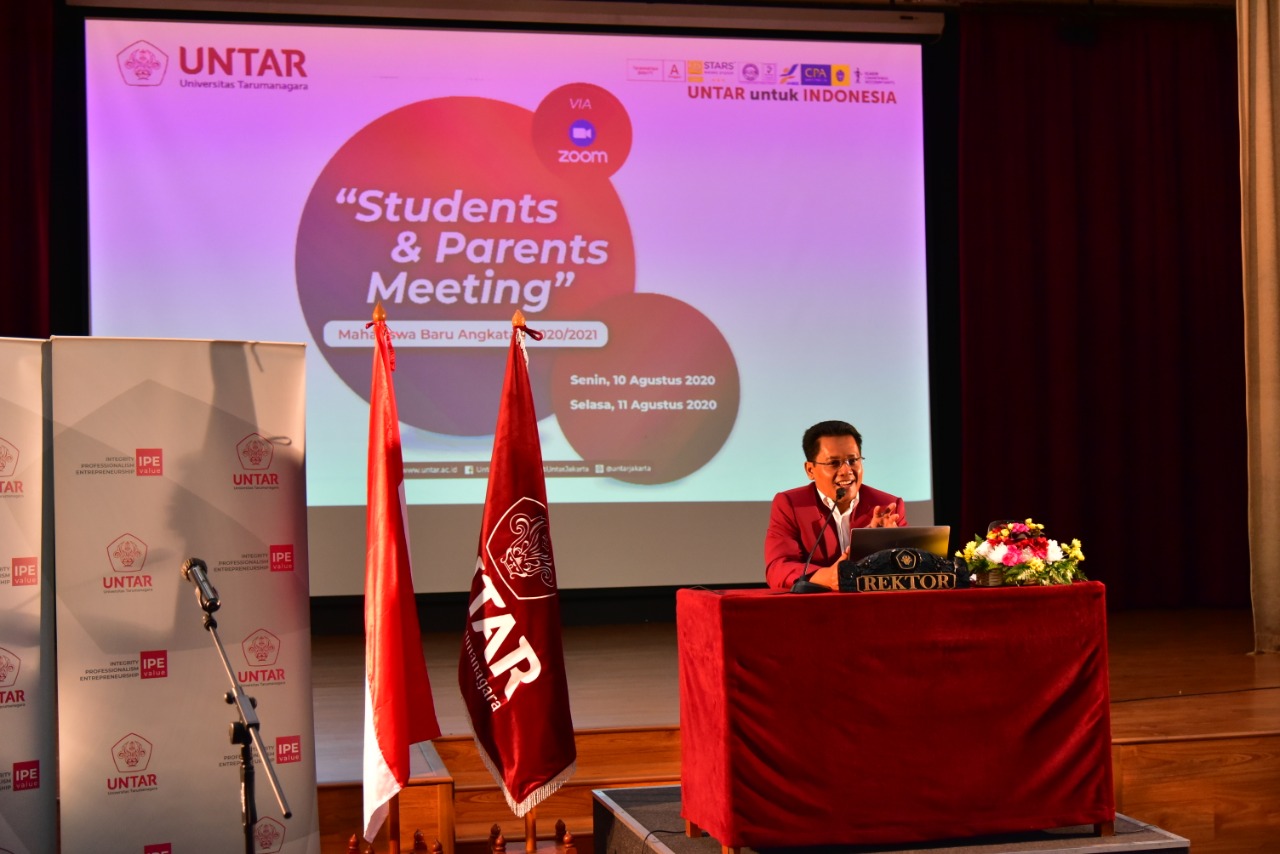 Rektor Prof. Dr. Ir. Agustinus Purna Irawan memberi pemaparan pada Students and Parents Meeting gelombang 1. 