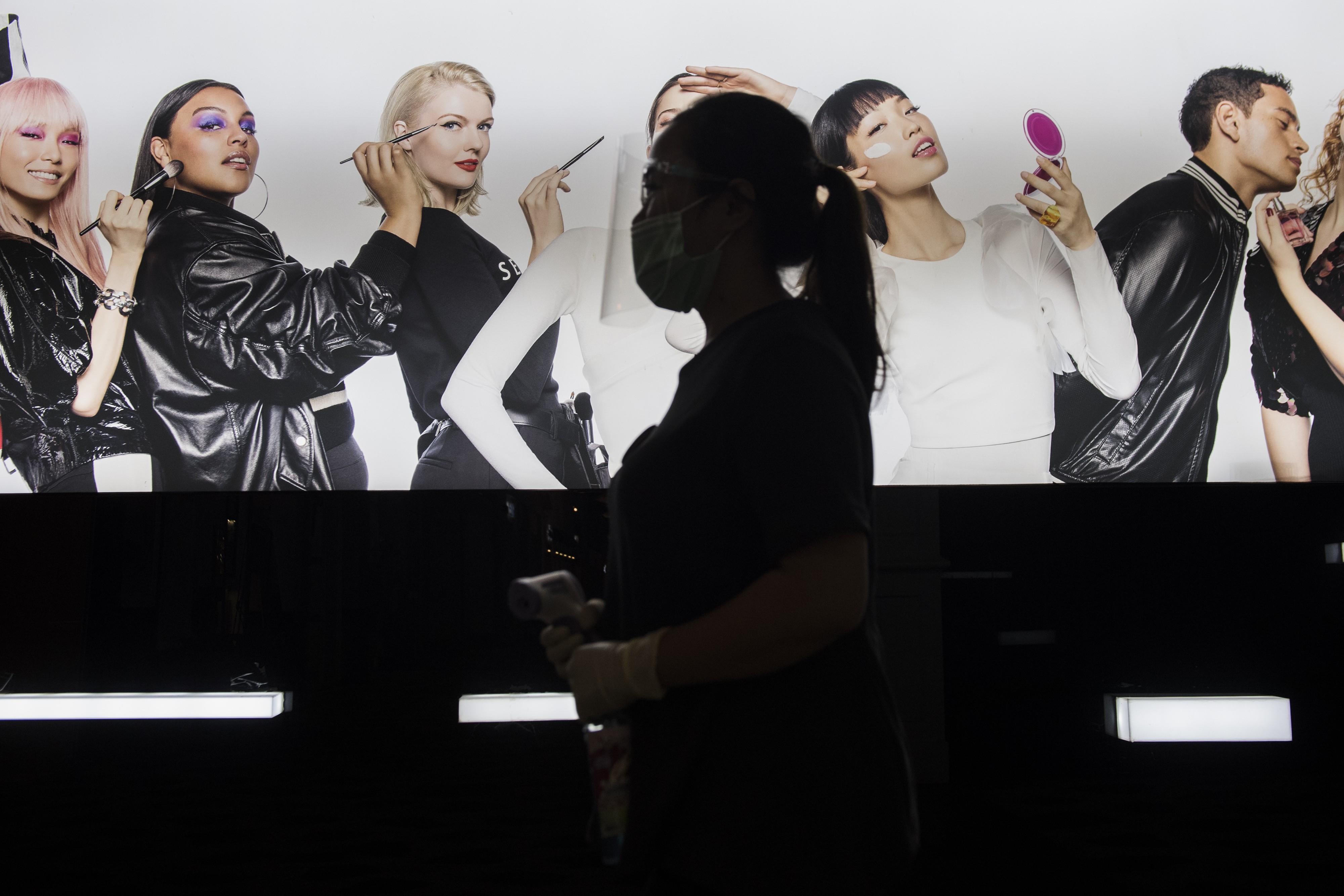 Seorang petugas salon kecantikan menggunakan alat pelindung wajah saat simulasi pembukaan salon.