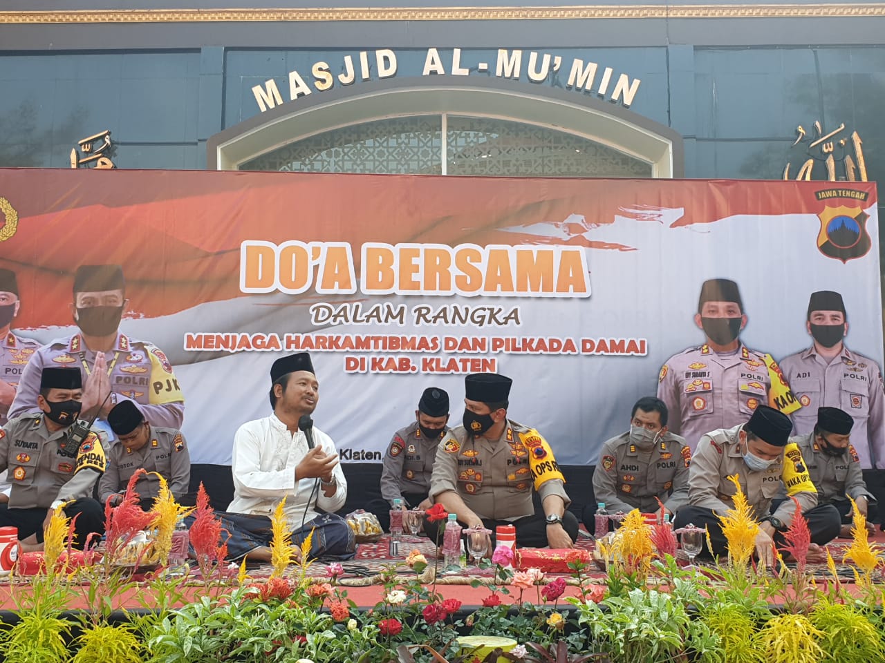 Kapolres Klaten AKB Edy Suranta Sitepu bersama jajarannya menggelar doa untuk Pilkada damai di halaman Masjid Al Mu'min Polres Klaten.