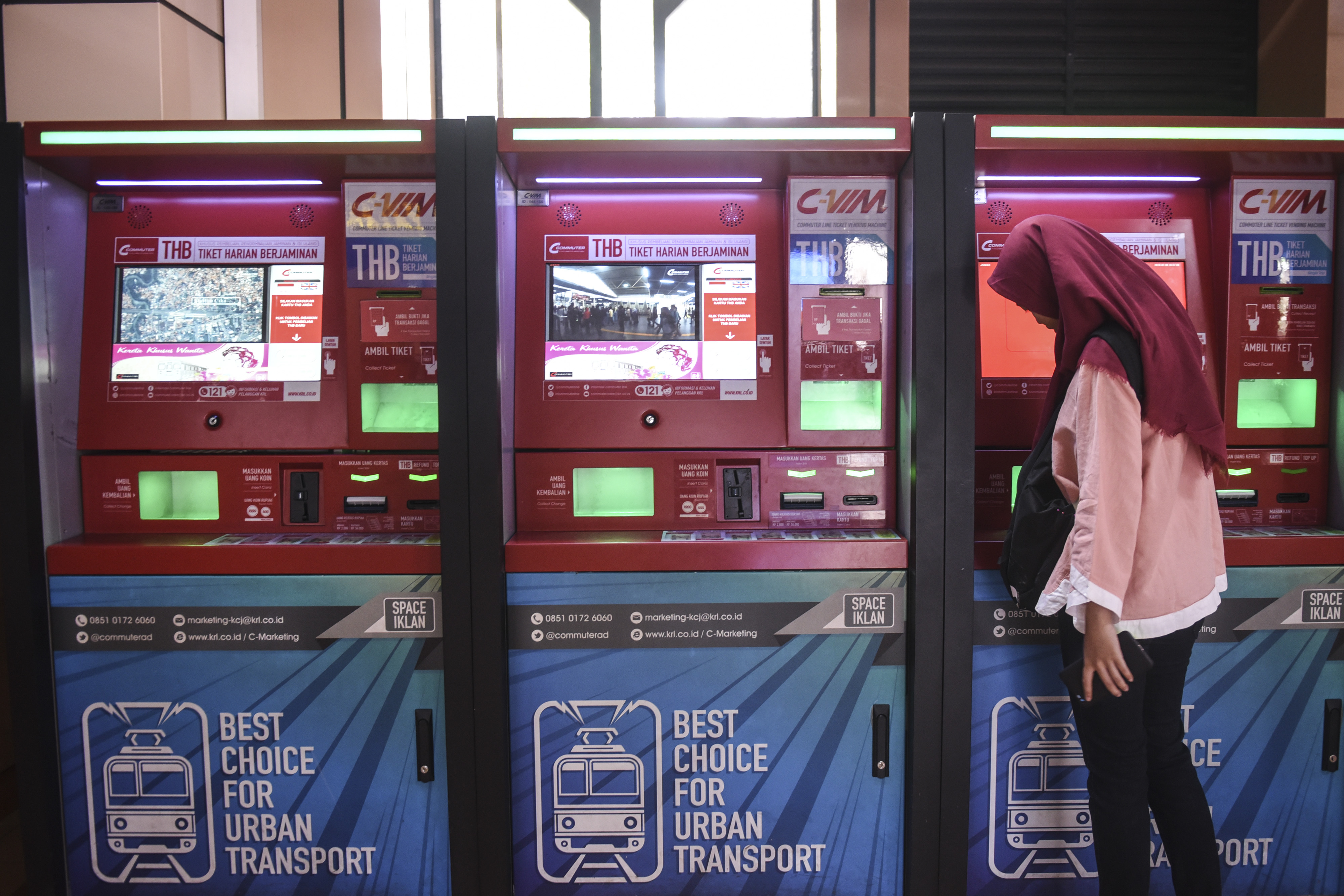 Seorang penumpang KRL membeli Tiket Harian Berjamin 