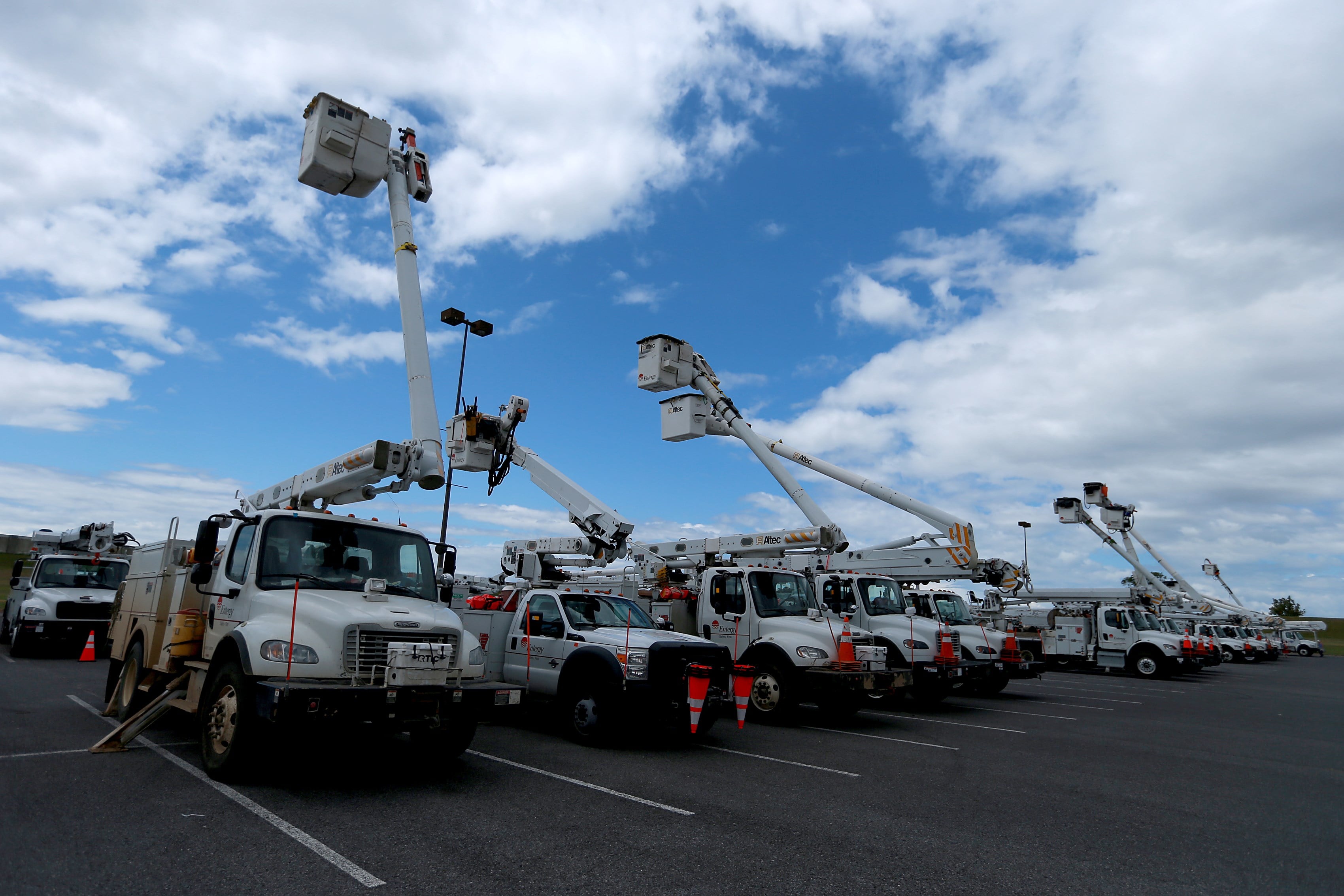 Truk-truk pembawa perangkat listrik siaga di Danau  Pontchartrai, Kenner, Louisiana, AS menghadapi badai tropis kembar Marco dan Laura.