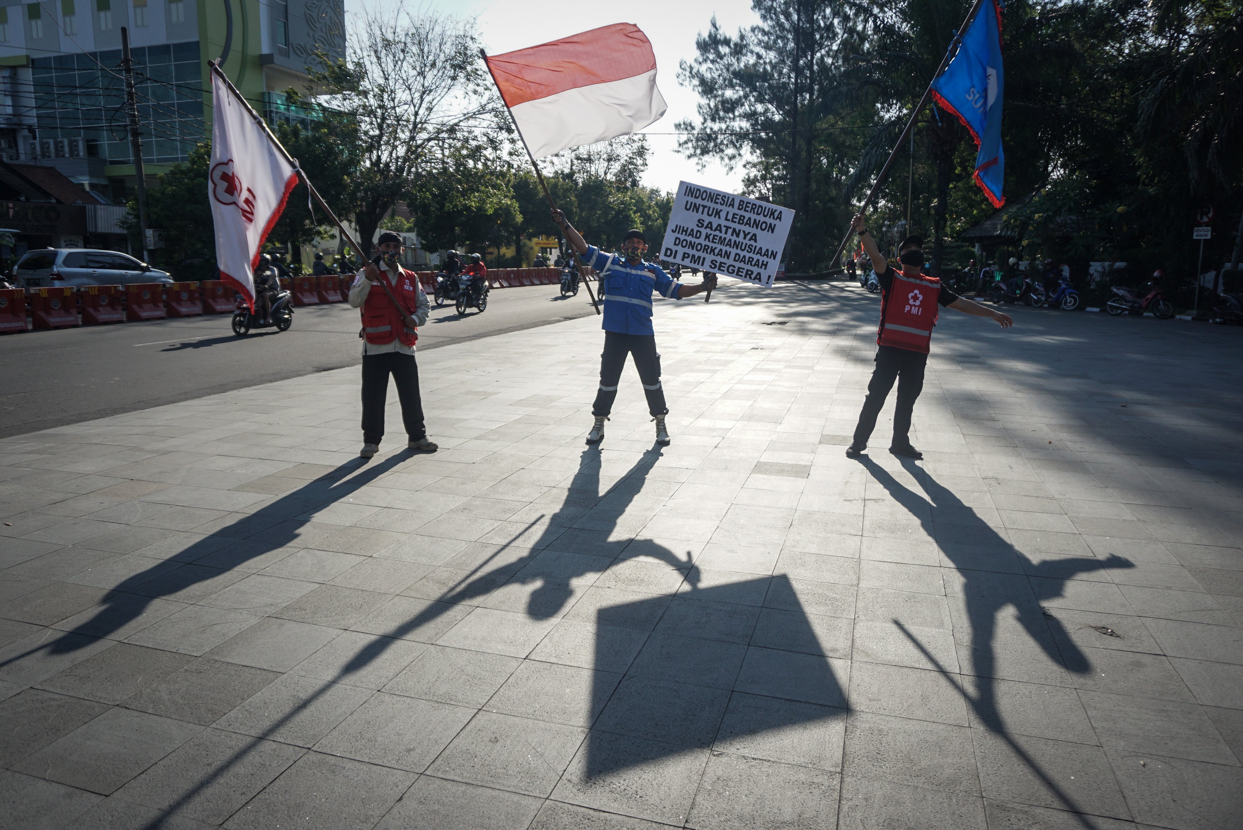 Relawan PMI Solo melakukan aksi dengan membawa poster ajakan untuk donor darah di Manahan, Solo, Jawa Tengah, Kamis (6/8).