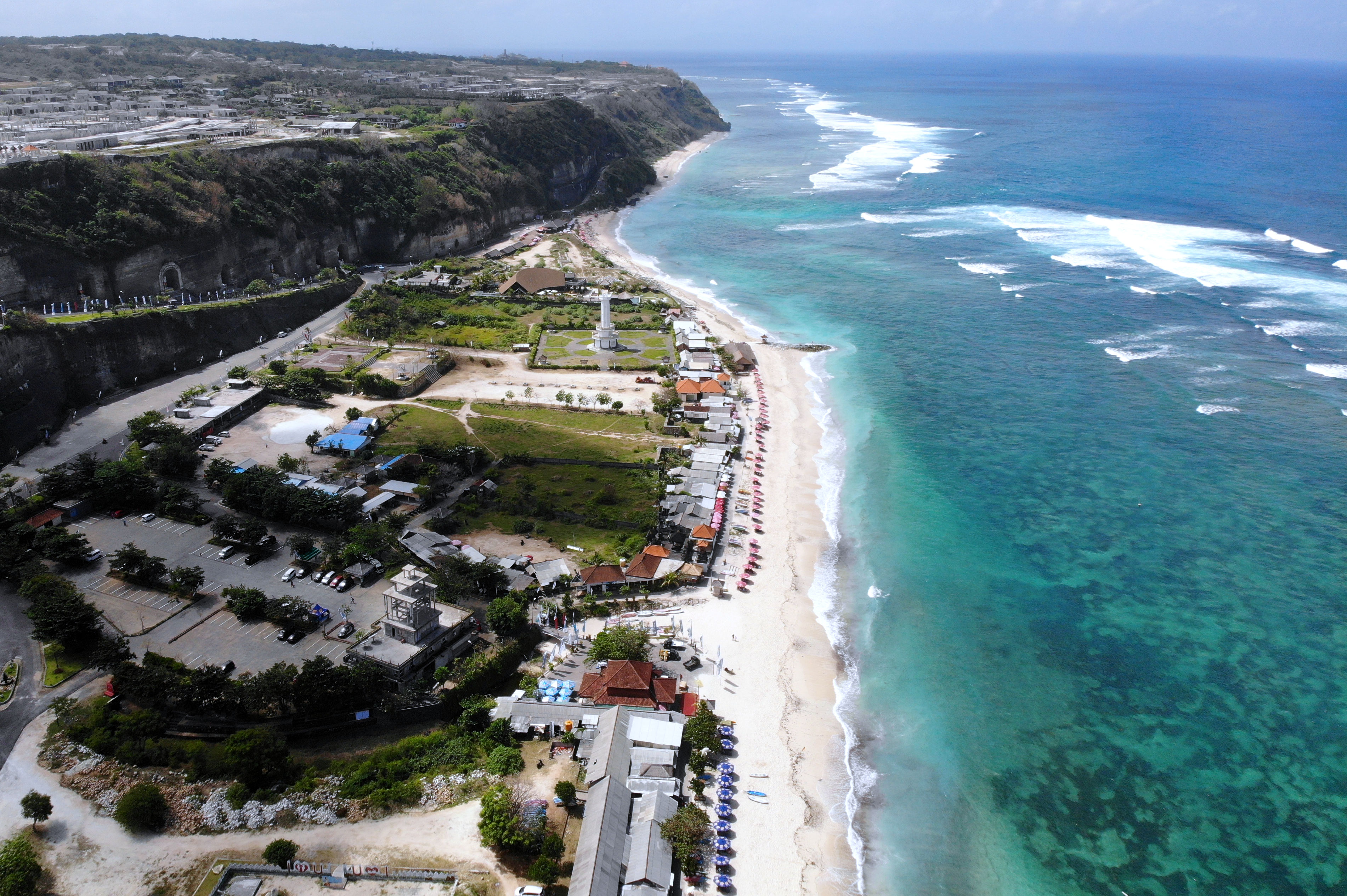 Foto udara suasana Pantai Pandawa, Badung, Bali.
