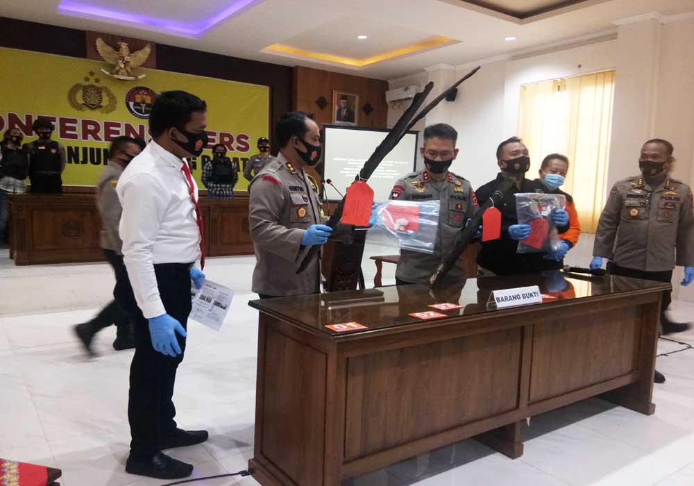 Kapolda Jambi Irjen Pol Firman Santhyabudi didampingi Kapolres Tanjungjabung Barat AKBP Guntur Saputro memeriksa barang bukti kasus Karhutla