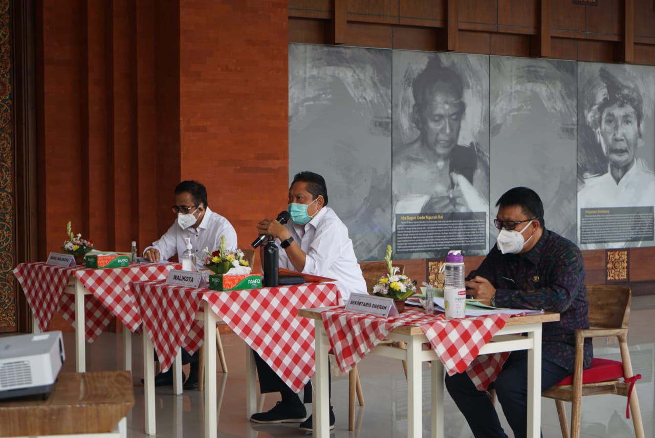 Wali Kota Denpasar, IB Rai Dharmawijaya Mantra, Wakil Walikota IGN Jaya Negara dan Sekda Kota Denpasar A.A.N. Rai Iswara.