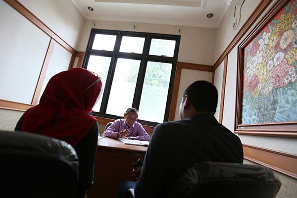 Petugas mediasi Kadi (78) memberikan penyuluhan di ruang mediasi yang merupakan bagian dari proses perceraian