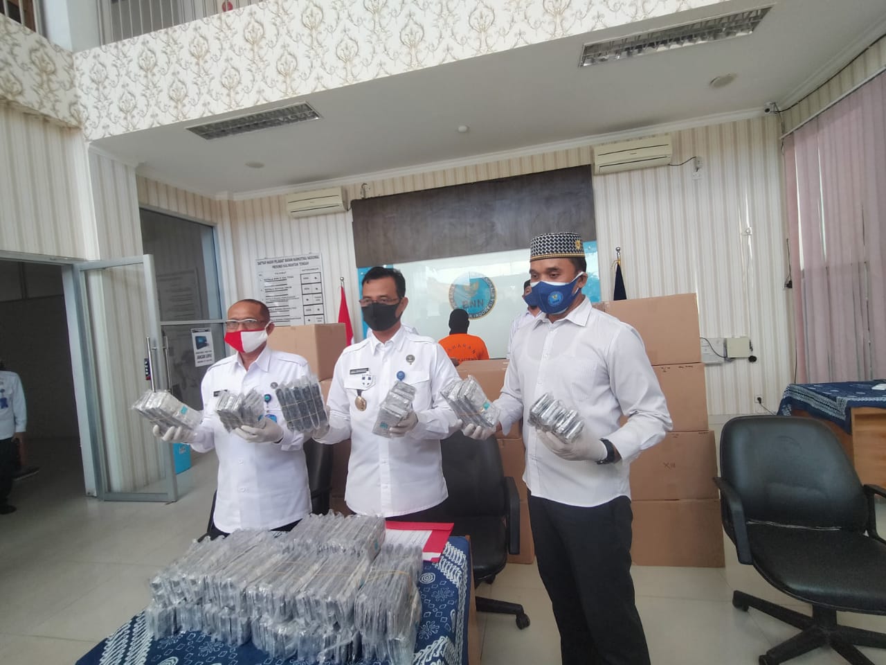 Petugas BNNP Kalteng menunjukkan barang bukti sitaann pil Somadril yang beredar secara ilegal, Senin (3/8/2020).