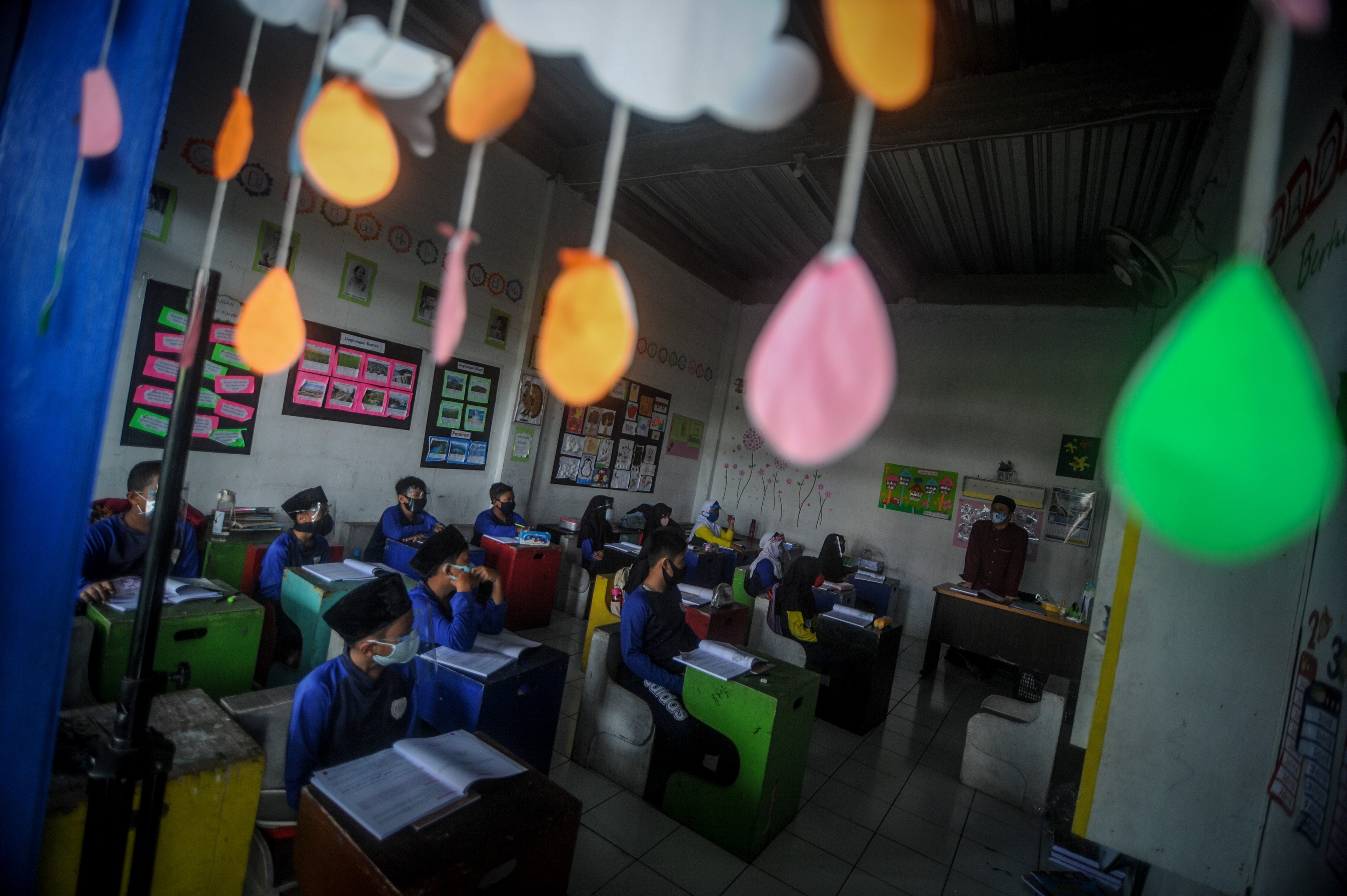 Siswa Ibtidaiyah mengikuti kegiatan belajar mengajar di Sekolah Satu Atap Ibnu Aqil Ibnu Sina di Soreang, Kabupaten Bandung