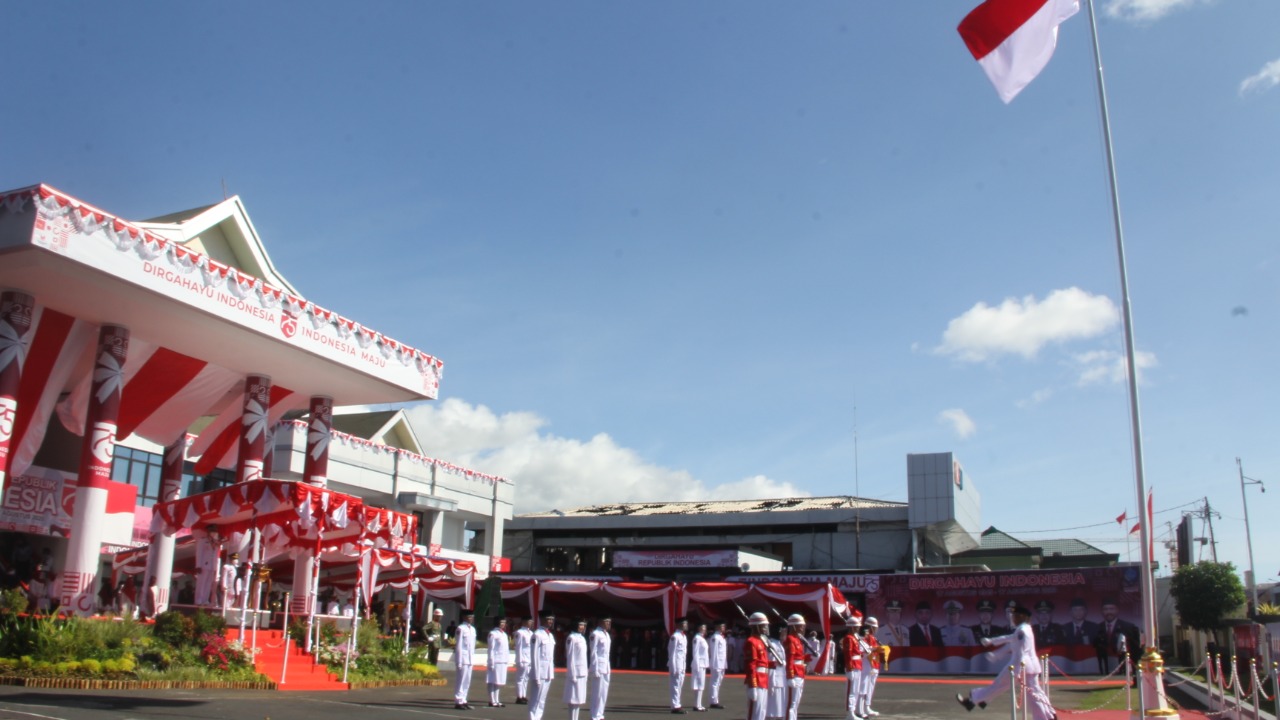 Upacara bendera HUT ke-75 RI di halaman Kantor Wali Kota Ternate, Maluku Utara, Senin (17/8/2020).