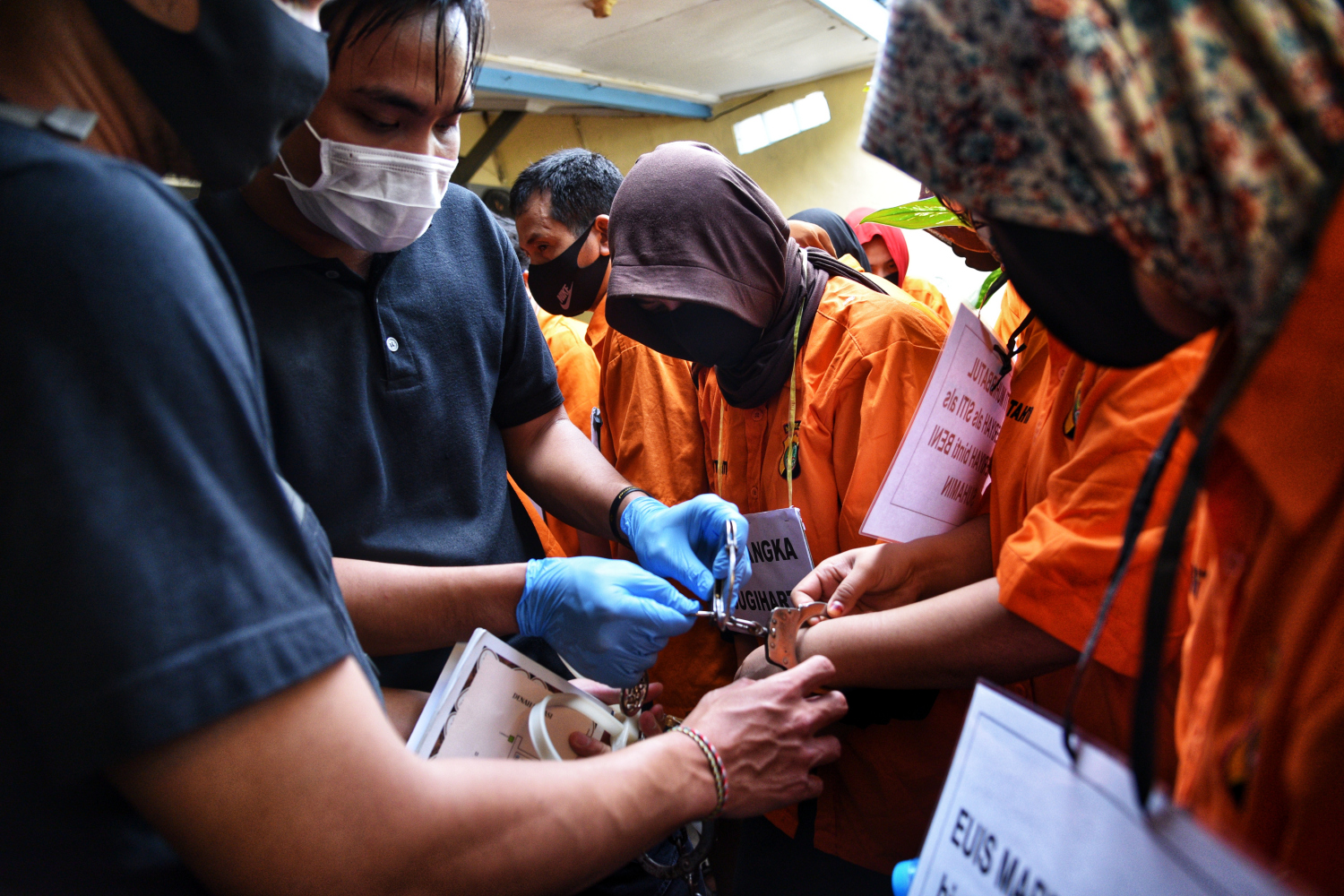 ersangka melakukan adegan rekonstruksi dari praktek aborsi ilegal di klinik kawasan Raden Saleh, Jakarta, Rabu (19/8)