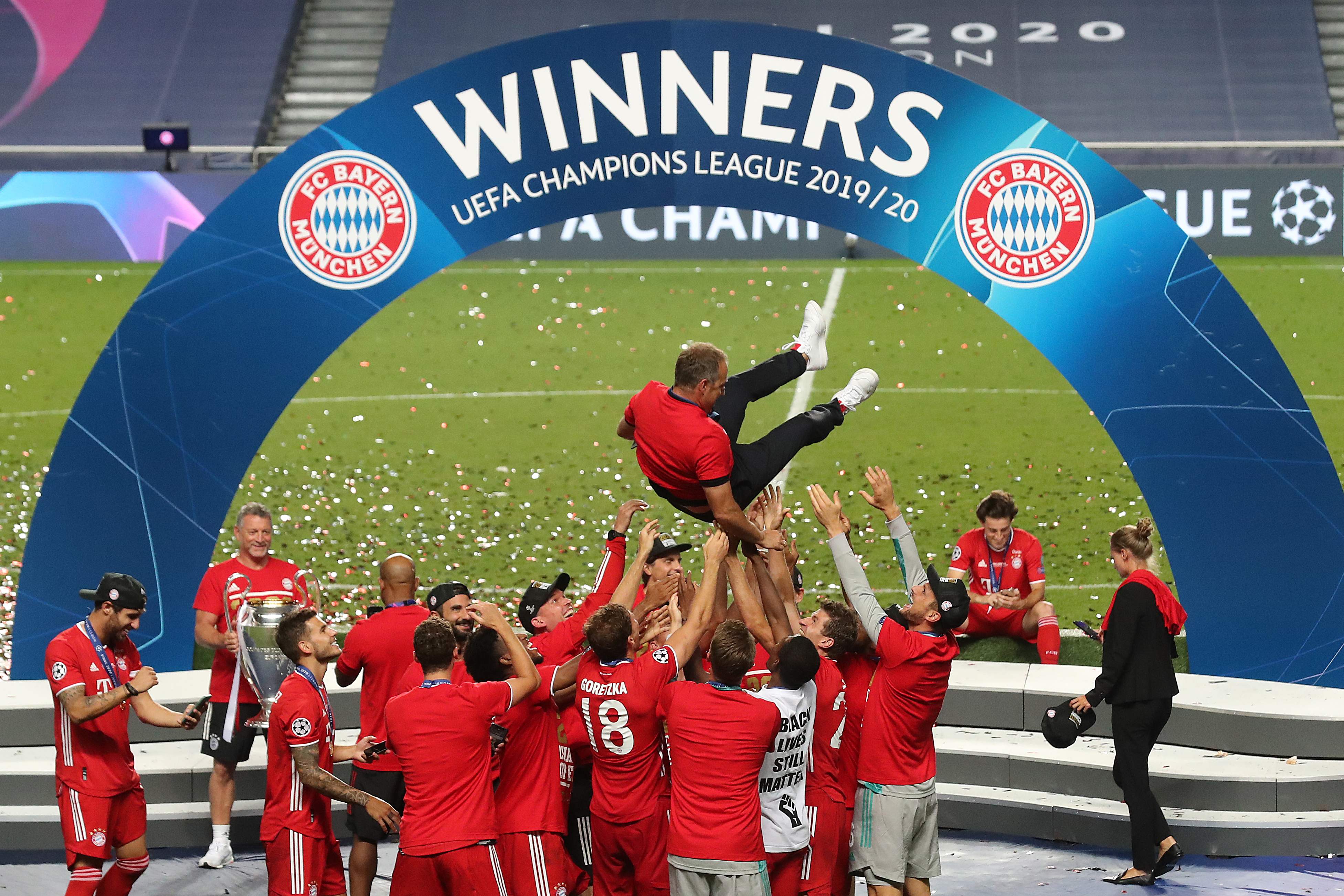 Pemain Bayern Muenchen melemparkan sang pelatih, Hansi-Flick, ke udara sebagai ungkapan sukacita setelah memenangi Liga Champions 2020.