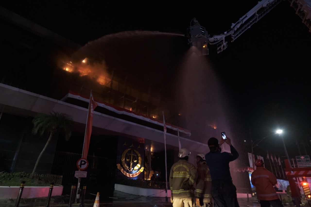 Petugas pemadam kebakaran menangani api di Kejaksaan Agung, Sabtu (22/8).