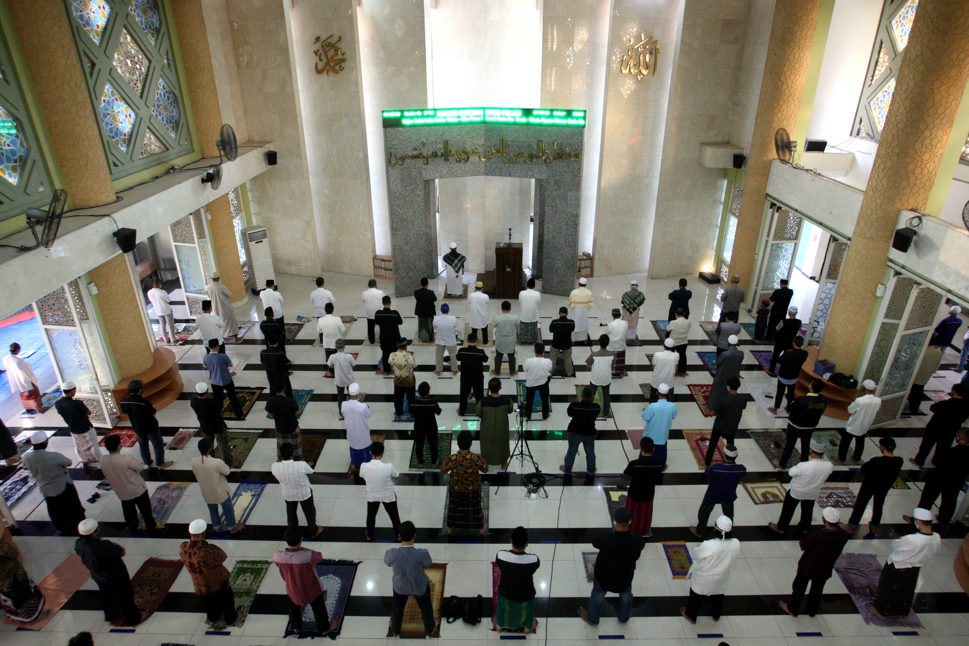Umat muslim menunaikan salat Idul Adha di masjid Nursiah Daud Paloh, Kompleks Media Group, Jakarta.