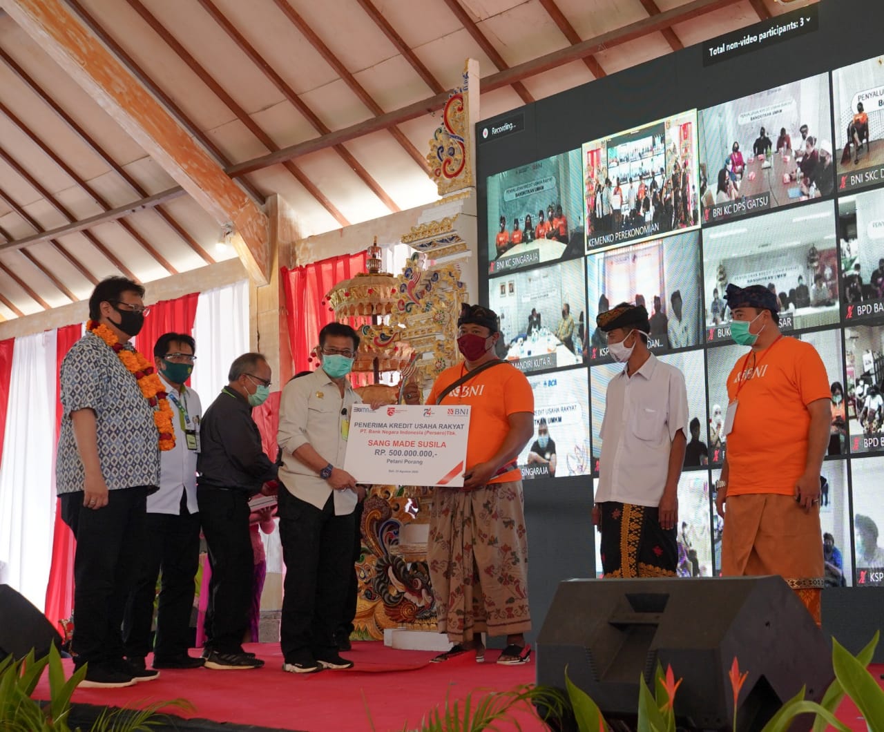 Menteri Pertanian Syahrul Yasin Limpo  dan Menteri Koordinator Bidang Perekonomian Airlangga Hartarto  menyerahkan secara simbolis KUR.