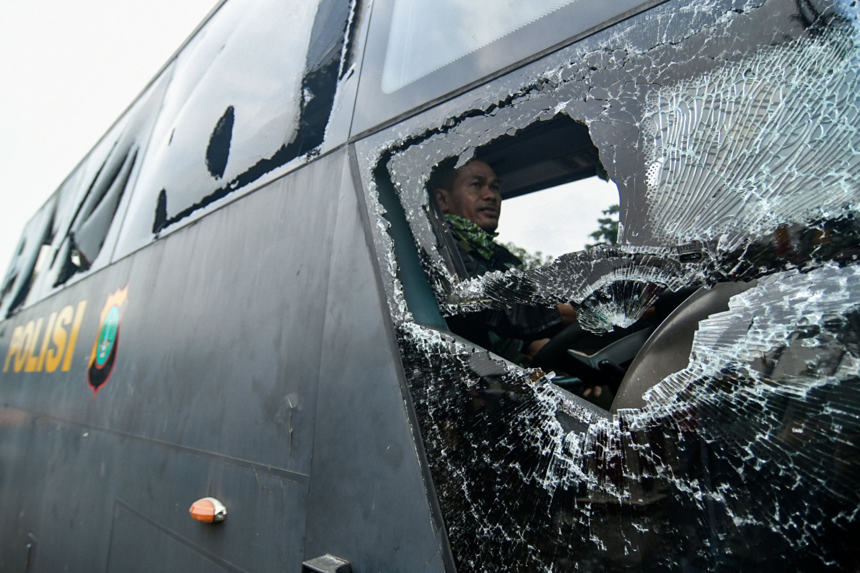 Sejumlah kendaraan di Polsek Ciracas Jakarta Timur dirusak dan dibakar orang tidak dikenal pada Sabtu (29/8/2020) dini hari.