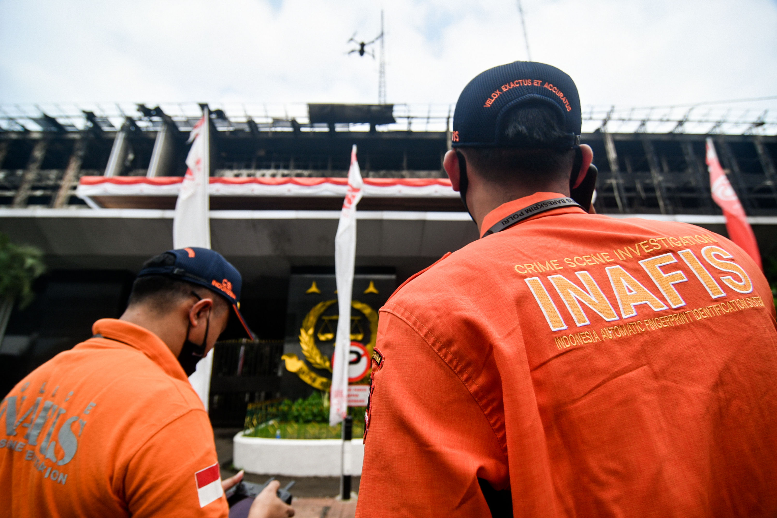 Petugas Indonesia Automatic Fingerprint Identification System dan Puslabfor Mabes Polri melakukan olah TKP di Gedung Kejaksaan RI