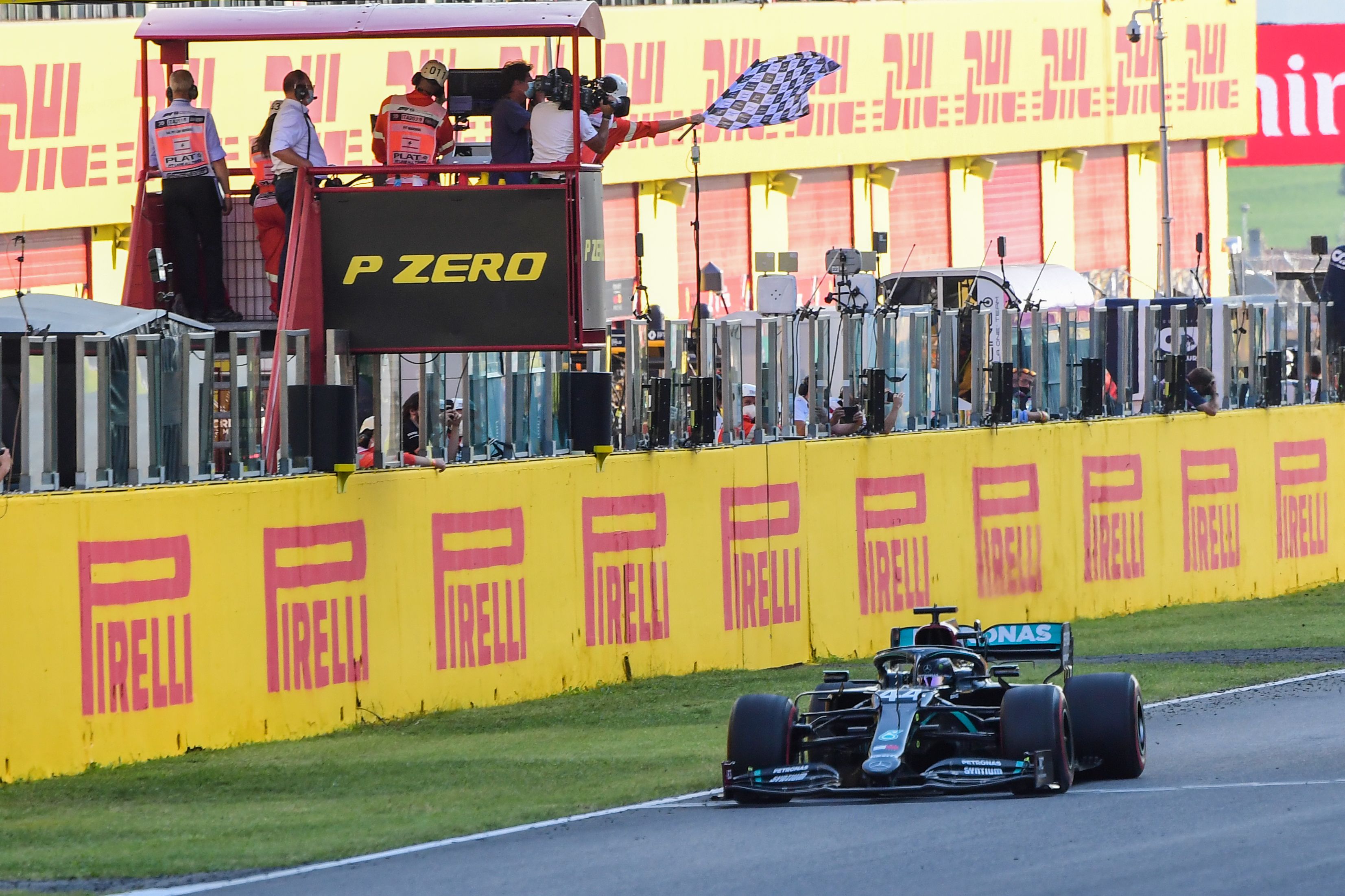 Pembalap Mercedes Lewis Hamilton memasuki finis di GP Tuscan.