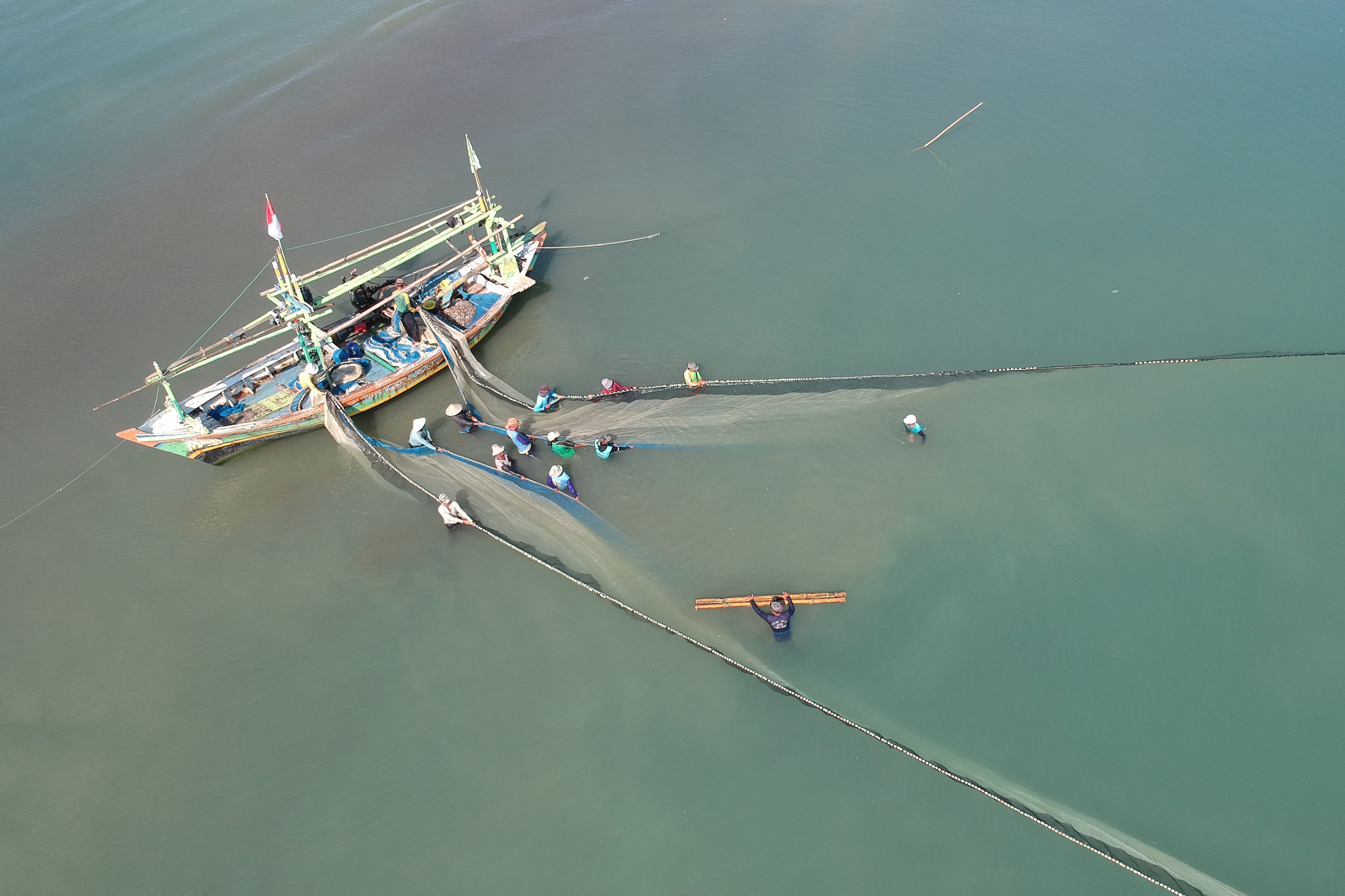 Ilustrasi--Sejumlah nelayan menarik jaring pukat di pantai Tiris, Kecamatan Pasekan, Indramayu, Jawa Barat.