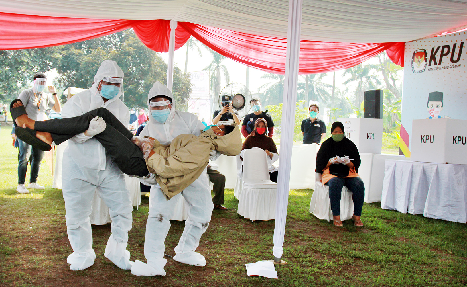 Simulasi penanganan pemiih yang sakit saat pelaksanaan pilkada serentak 2020