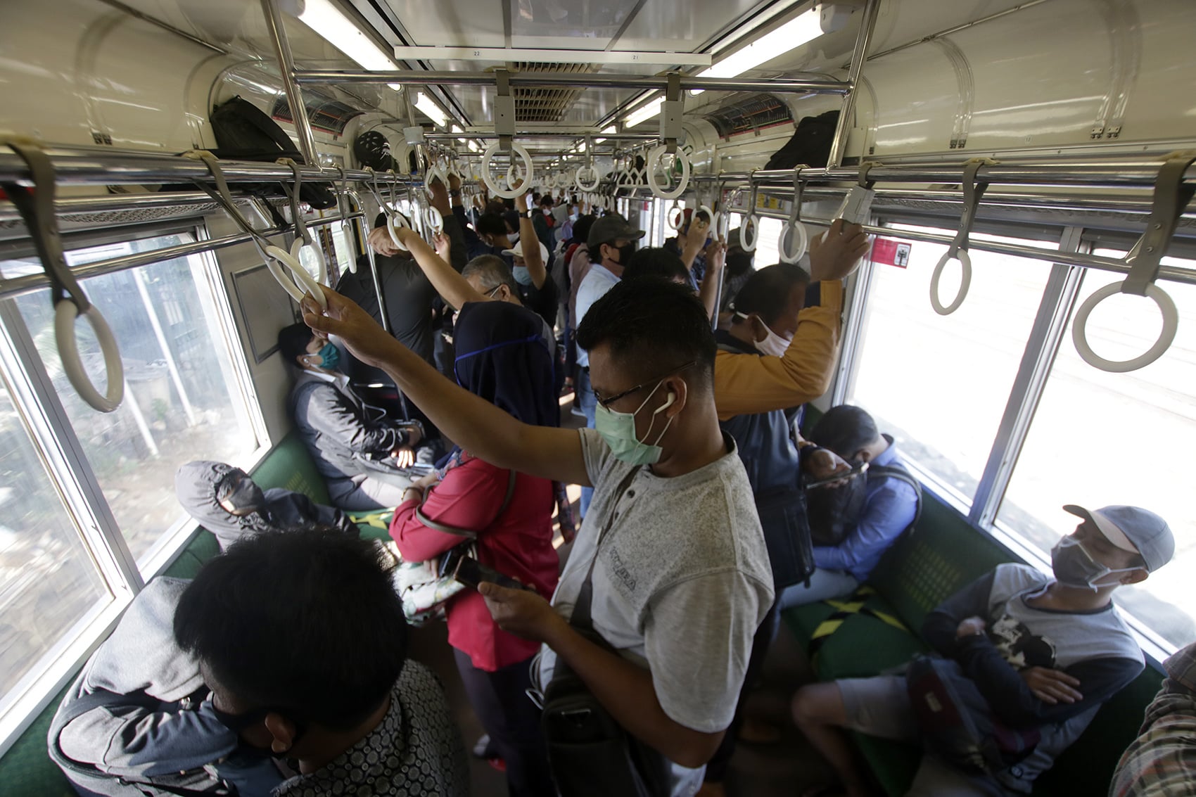Penumpang di dalam KRL jurusan Bogor-Jakarta, Stasiun Bojong Gede, Bogor