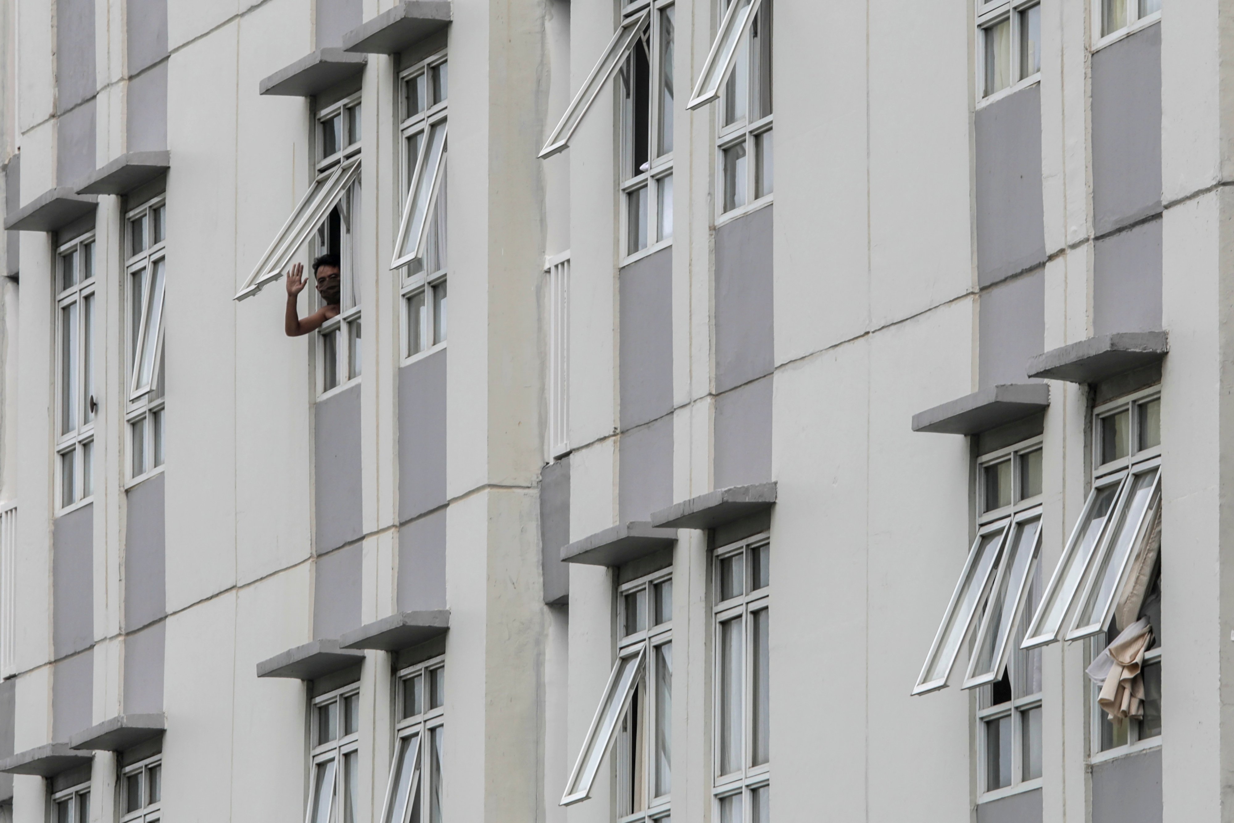 Pasien Covid-19 di salah satu tower di Rumah Sakit Darurat Penanganan Covid-19 Wisma Atlet Kemayoran, Jakarta.