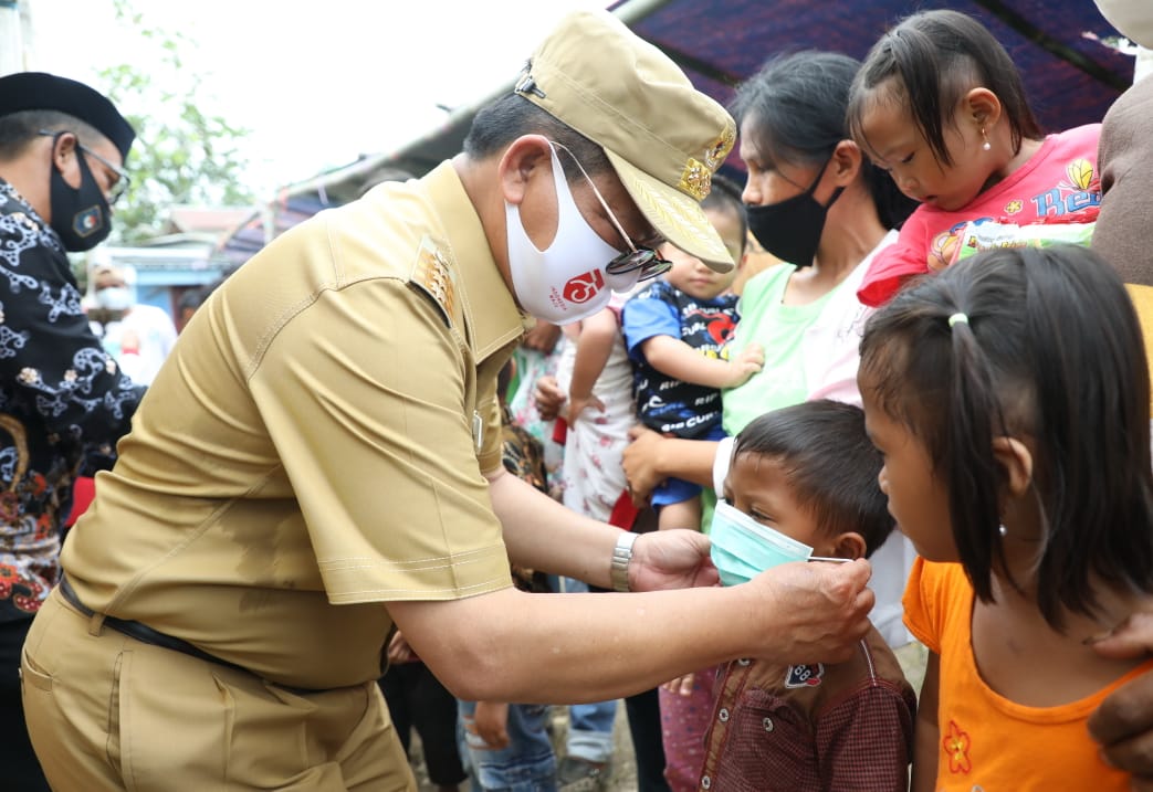  Gubernur Kalimantan Utara (Kaltara) Dr H Irianto Lambrie memberi masker kepada anaka-anak saat menemui masyarakatnya.