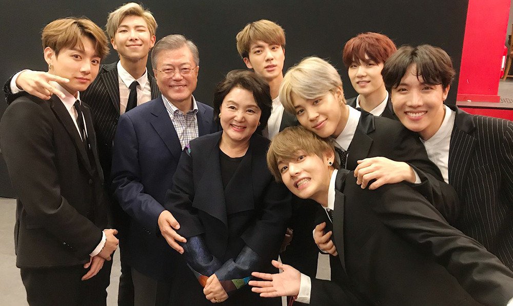 Kelompok musik BTS bersama Presiden Korsel Moon Jae-in dan istri. 