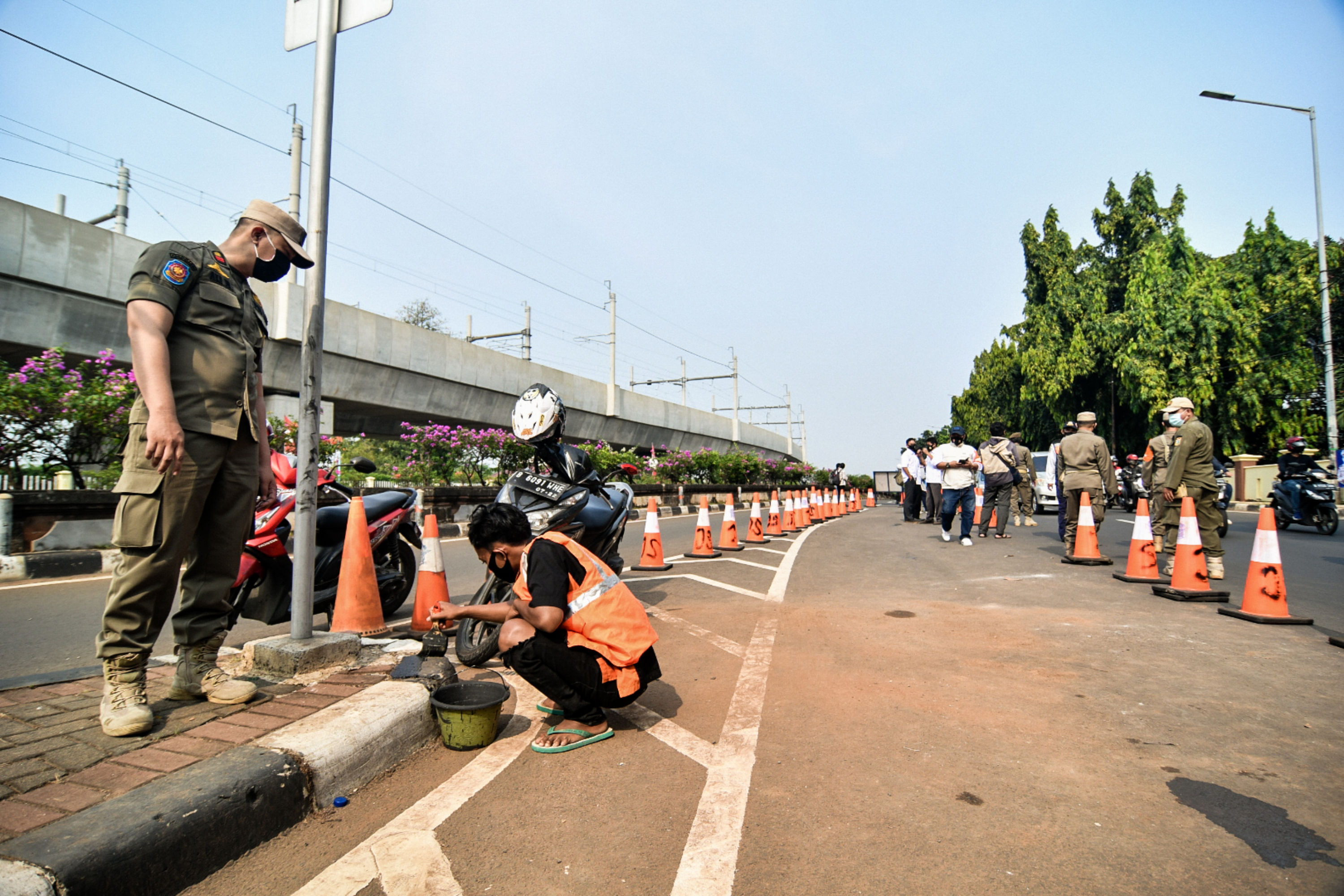 Warga dikenakan sanksi usai kedapatan melanggar PSBB saat Operasi Yustisi yang dilakukan bersamaan dengan PSBB total di Jalan Raya Pasar Jum