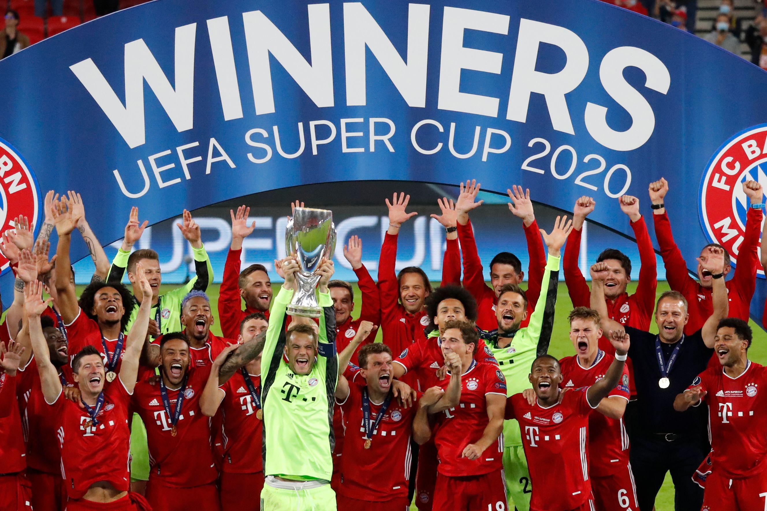 Para pemain Bayern Muenchen merayakan keberhasilan mereka menjadi juara Piala Super Eropa.