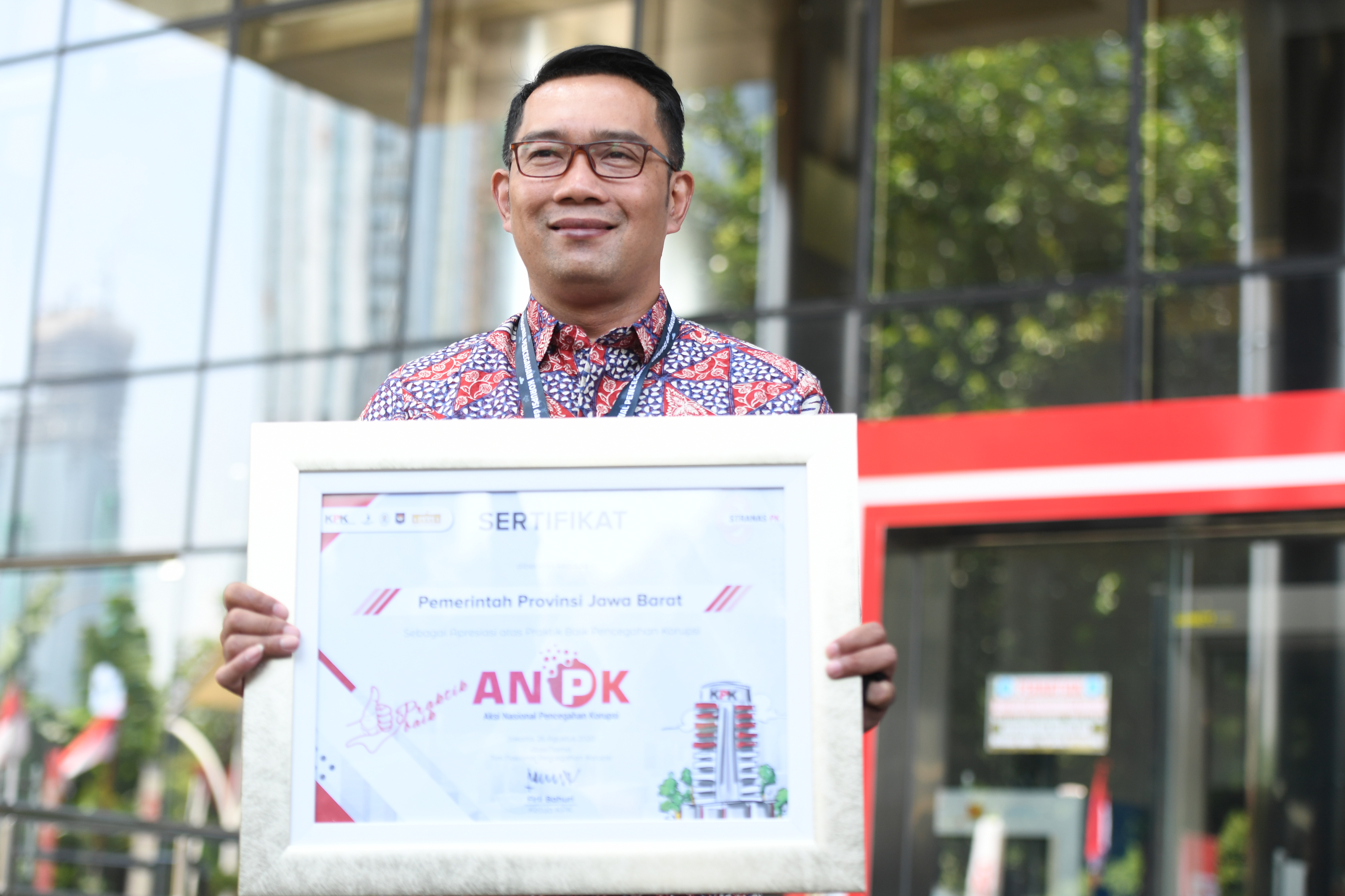 Gubernur Jabar Ridwan Kamil menunjukan sertifikat seusai menghadiri acara Aksi Nasional Pencegahan Korupsi (ANPK) di gedung KPK, Jakarta.