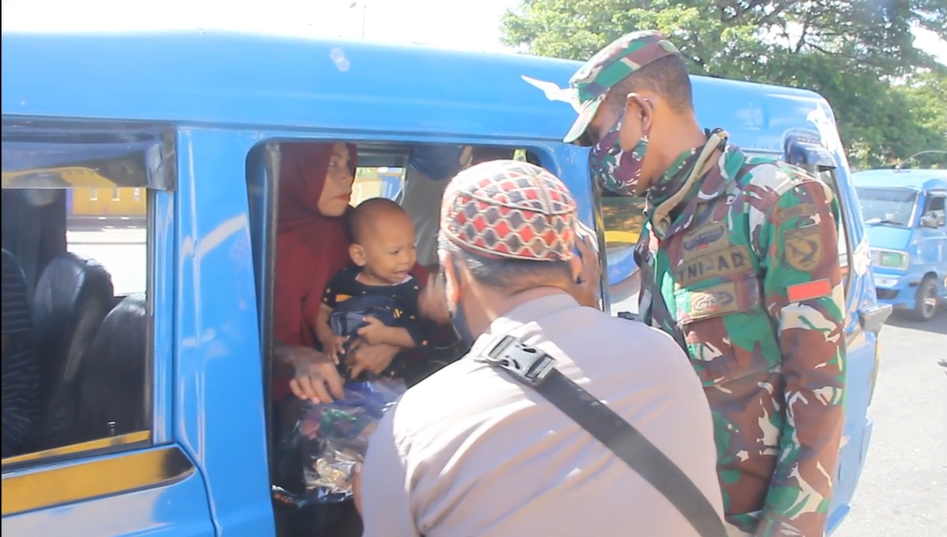 Petugas melakukan razia masker kepada masyarakat dan pengendara di depan pasar tradisional Higienis Ternate.
