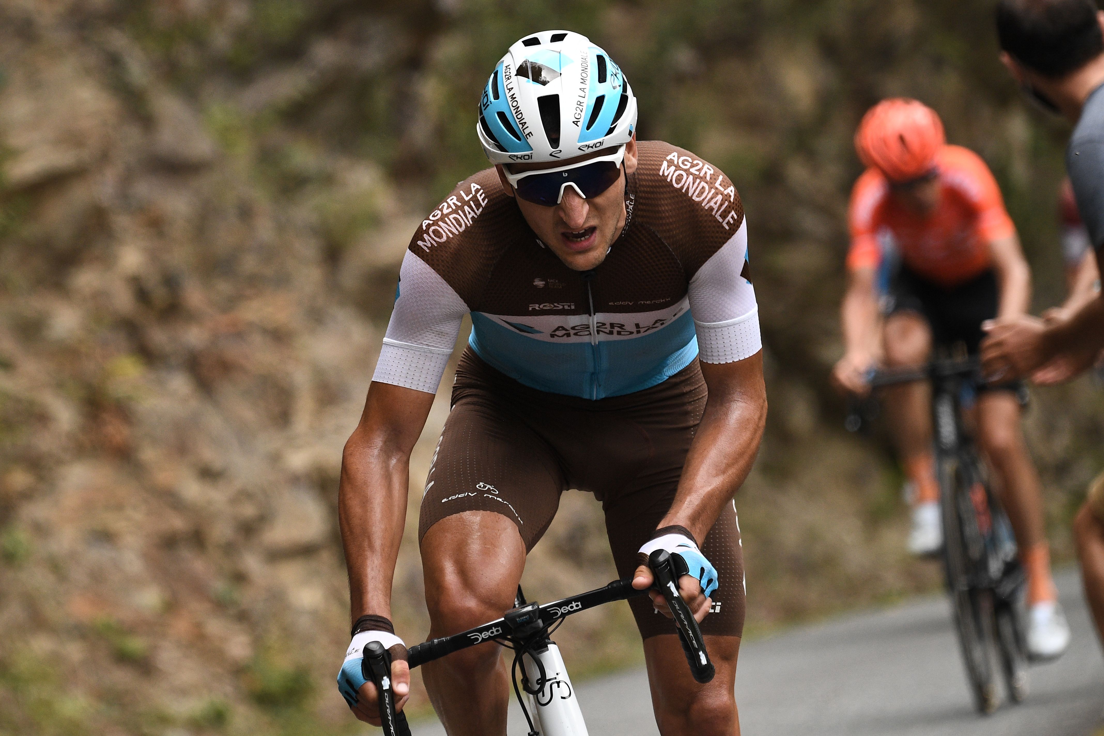 Pebalap Nans Peters melaju kencang dari para rival dalam etape delapan Tour de France.