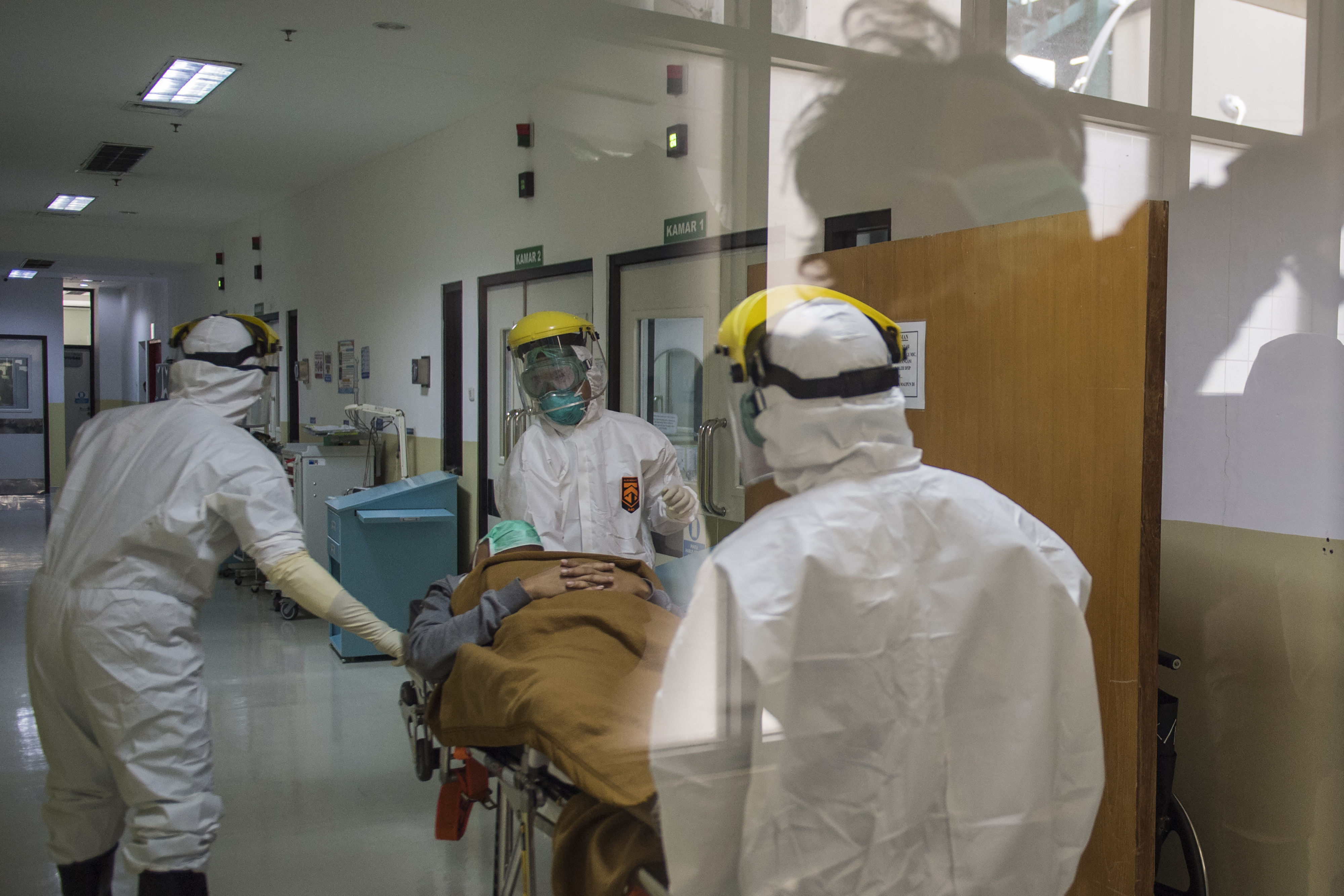 Penanganan pasien positif Covid-19, dokter dan tenaga medis rentan tertular.