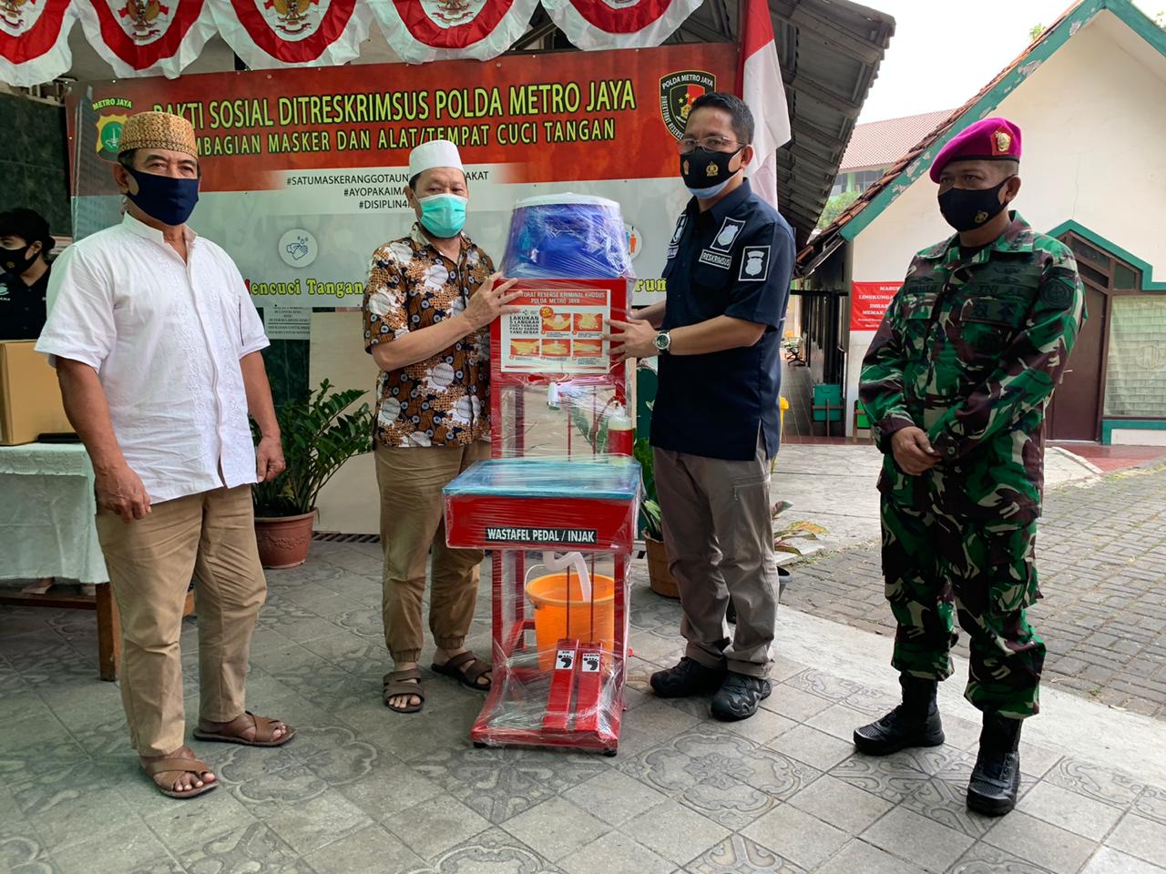 TNI-Polri membagikan ribuan masker dan tempat cuci tangan di tempat ibadah di wilayah DKI Jakarta, Sabtu (12/9).