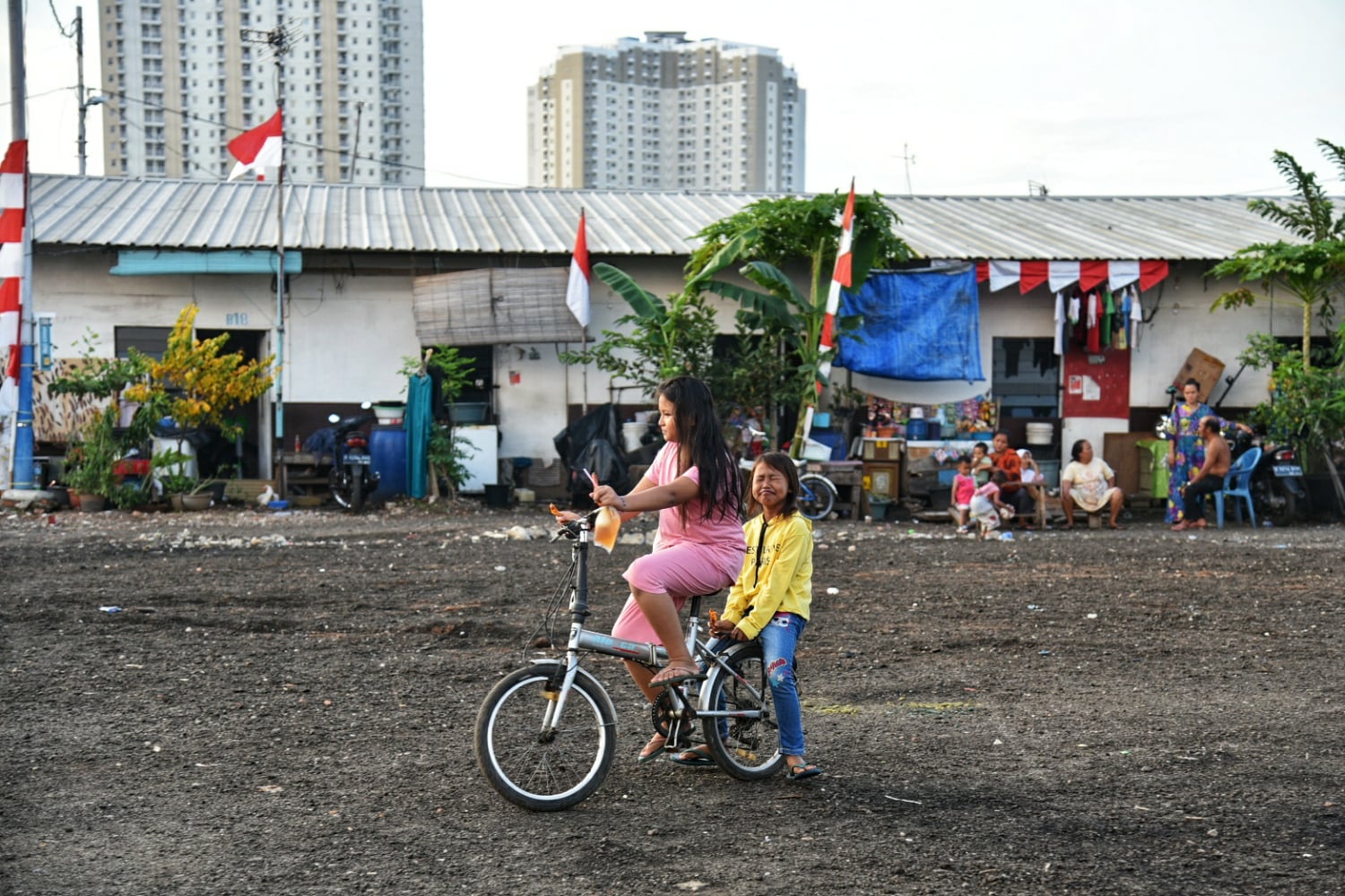 Aktivitas warga di kampung Akuarium, Penjaringan, Jakarta Utara