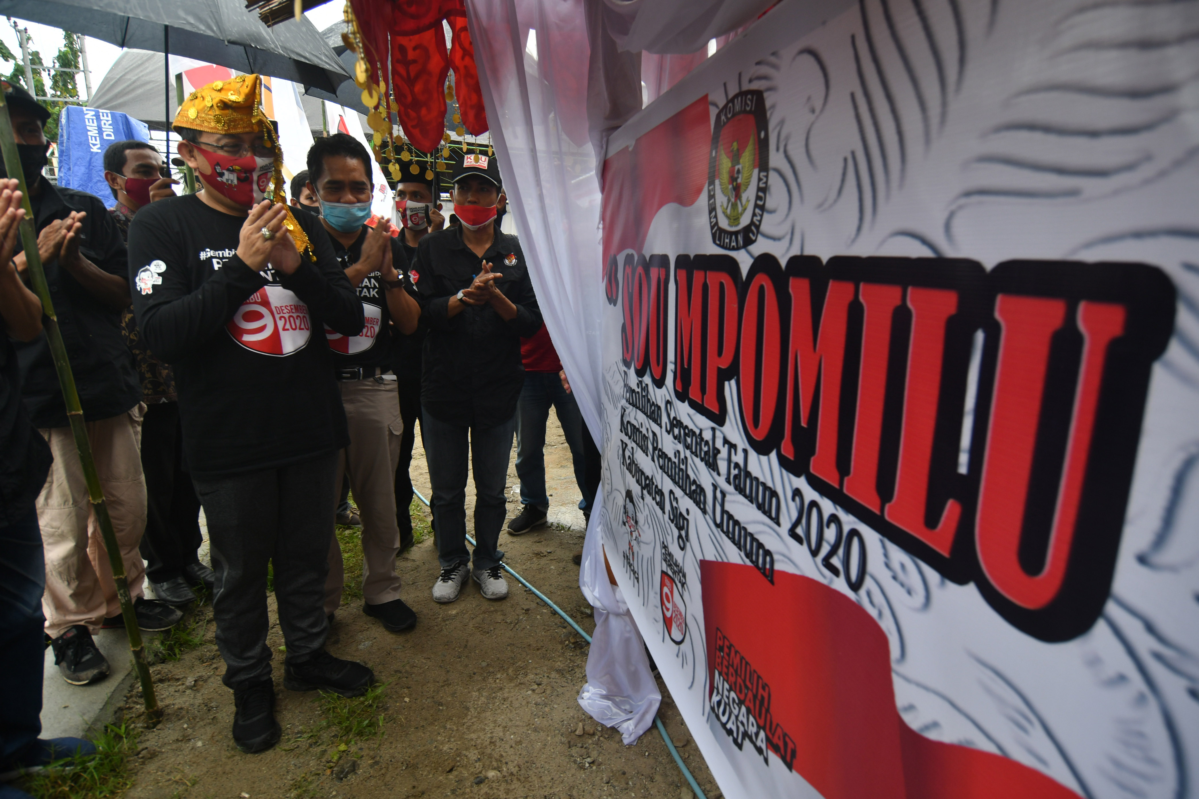 Komisioner KPU I Dewa Kade Wiarsa Raka Sandi (kiri) meresmikan Sou Mpomilu atau Pondok Pemilu, di Desa Kotapulu, Kec. Dolo, Sigi, Sulteng.