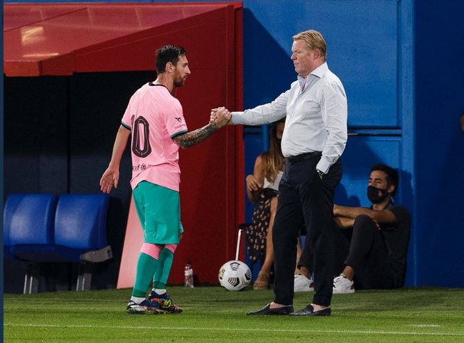 Lionel Messi (kiri) menjabat tangan pelatih Ronald Koeman di laga persahabatan antara Barcelona dan Girona.
