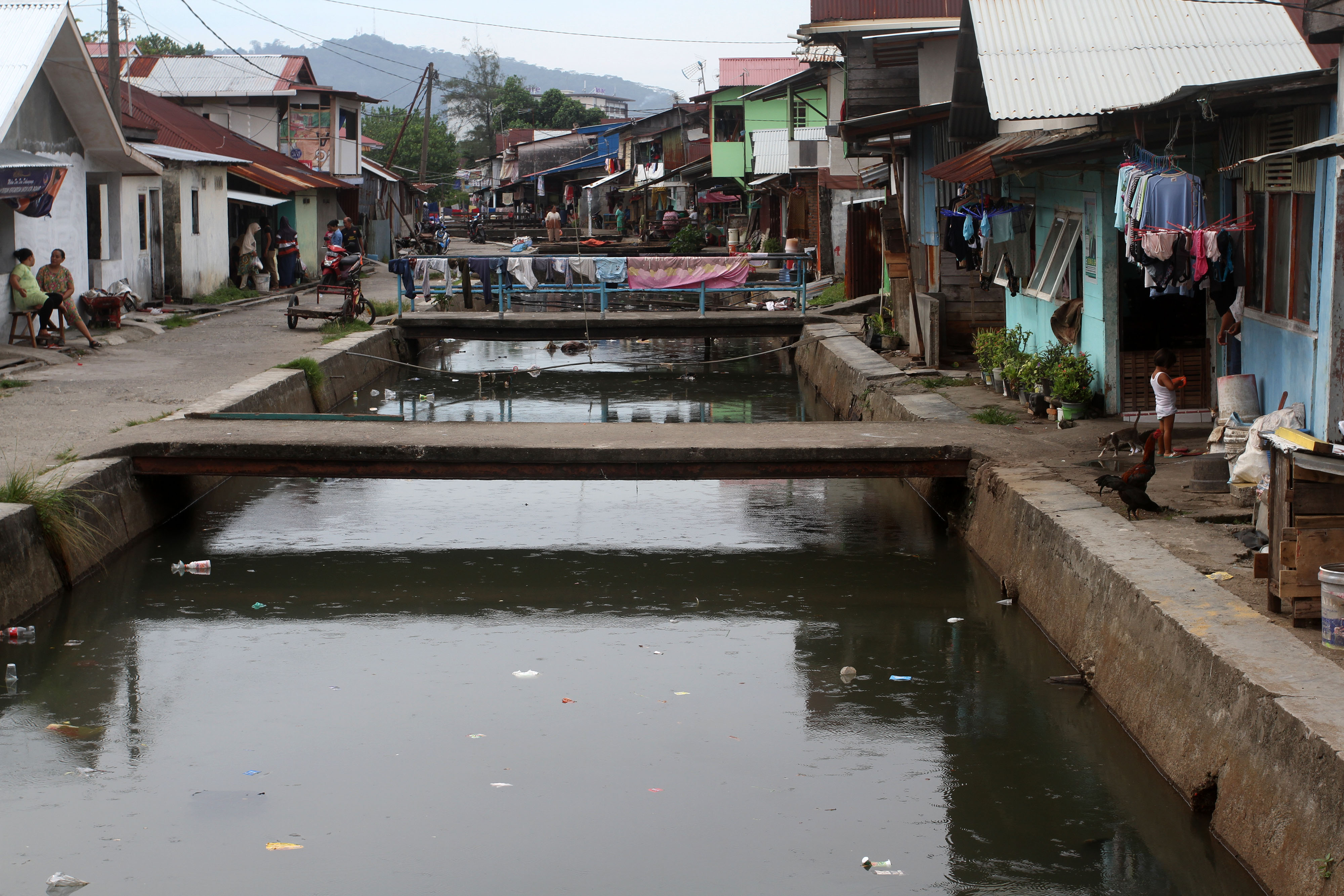 Sejumlah warga beraktivitas di kawasan permukiman Pasar Pagi, Padang, Sumatera Barat, Selasa (26/3/2019)