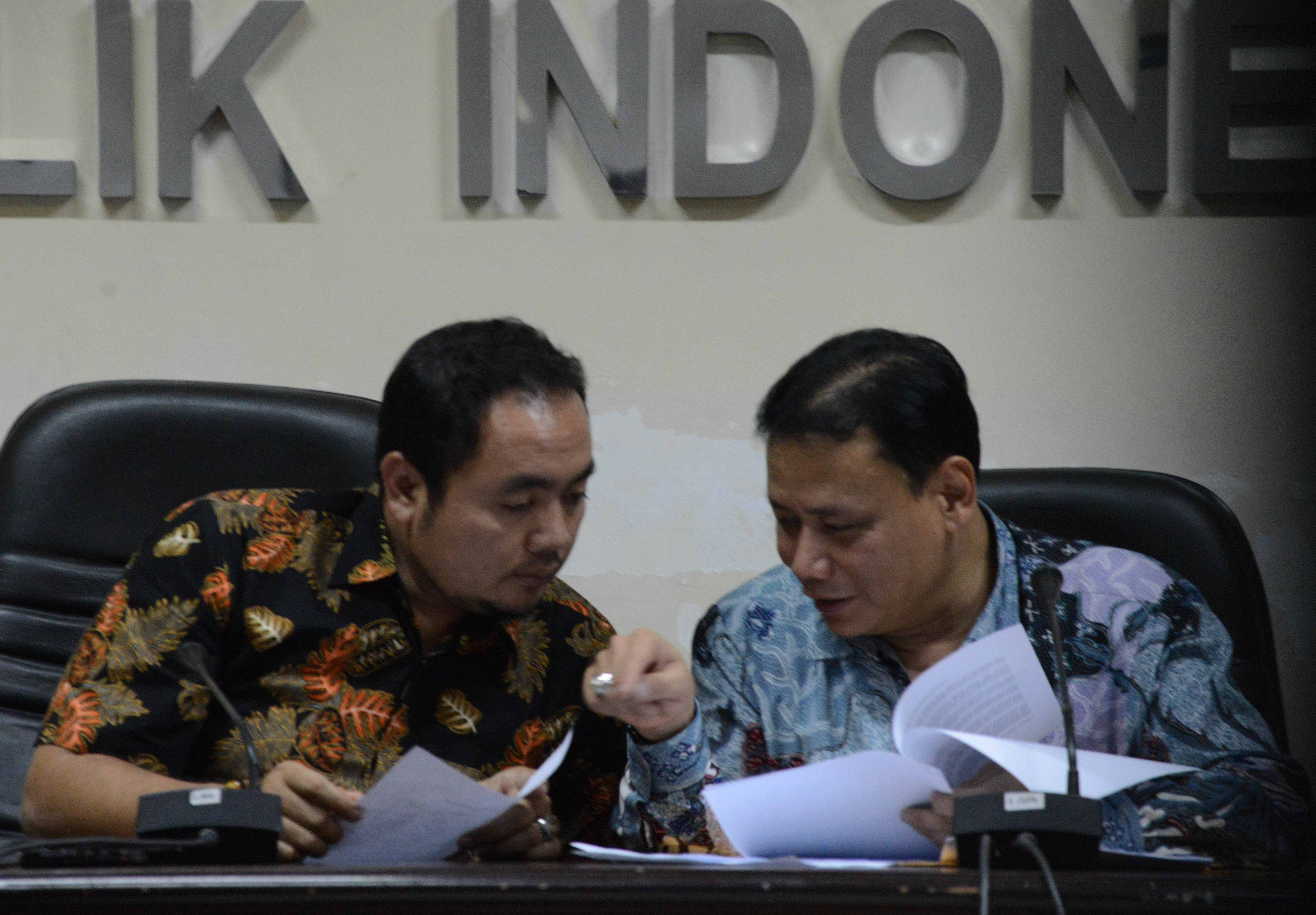 Ketua Badan Pengawas pemilihan Umum (Bawaslu) RI Abhan (tengah) didampingi anggota Bawaslu Mochamad Afiffudin (kiri) 