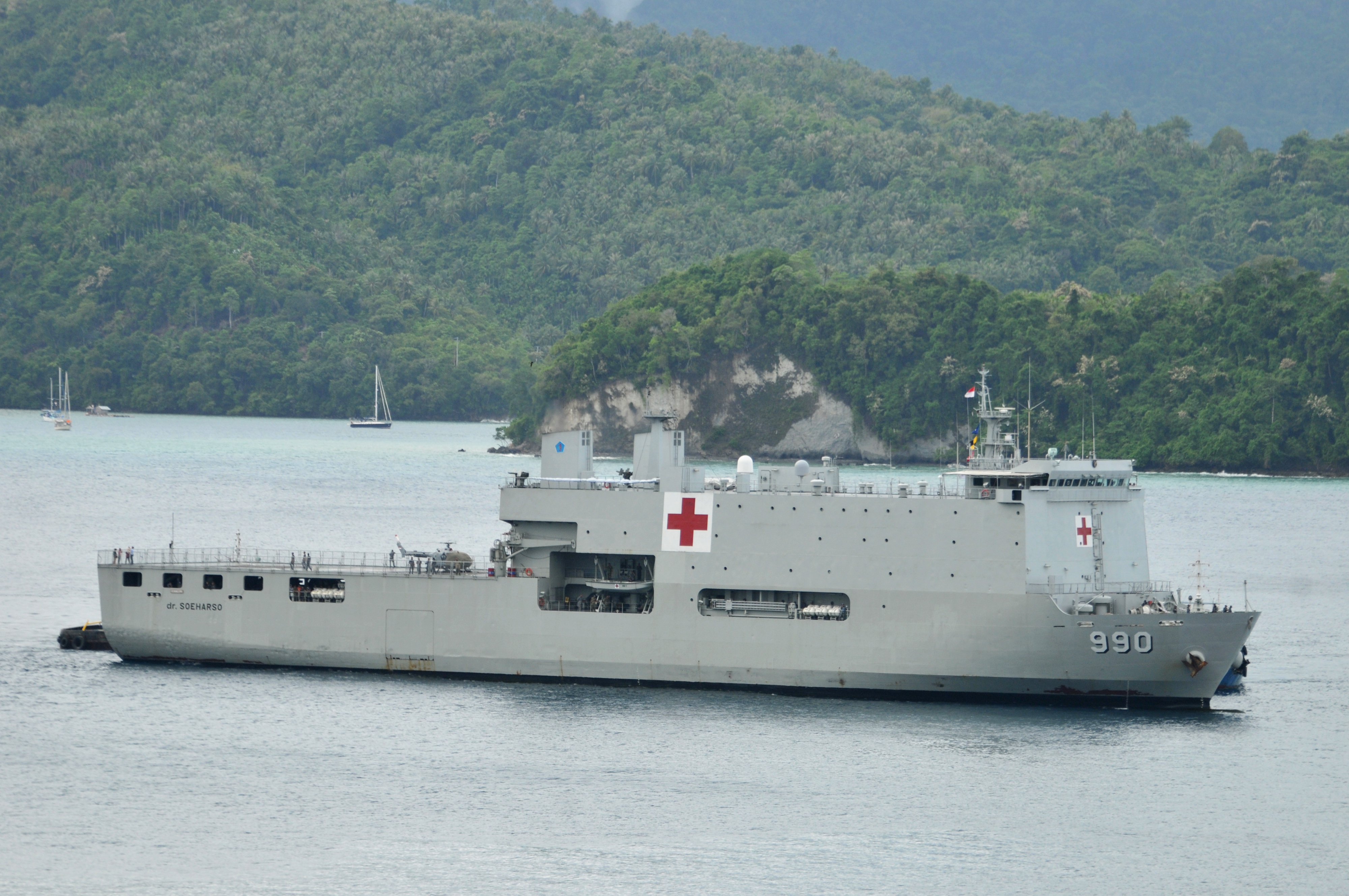Kapal Rumah Sakit Terapung, dr Soeharso memasuki pelabuhan saat tiba di Pelabuhan Sabang, Aceh, Jumat (1/12).
