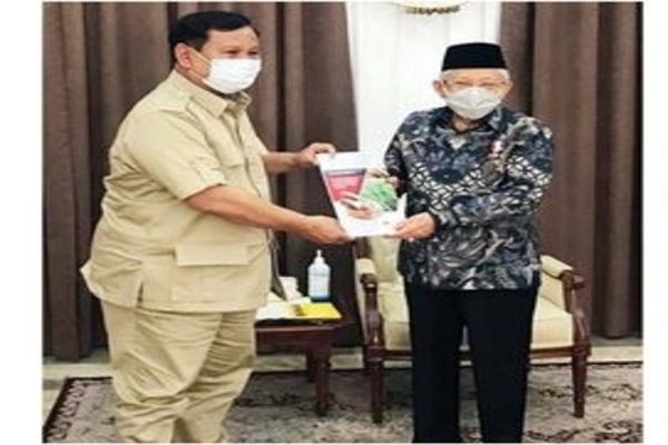 Wakil Presiden Ma’ruf Amin menerima buku dari Menteri Pertahanan Prabowo Subianto di kediaman resmi Wapres, Jalan Diponegoro, Jakarta
