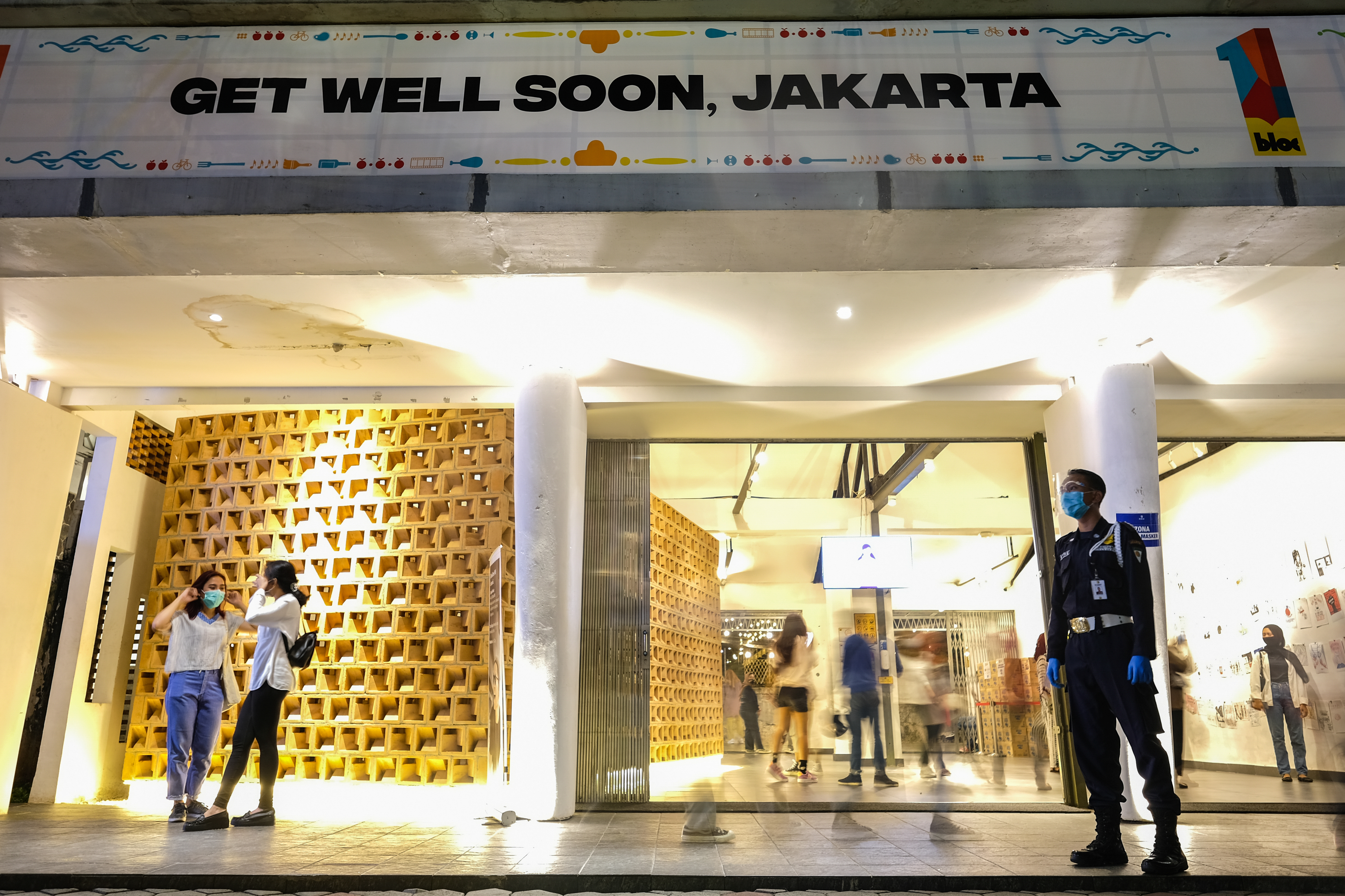  Petugas keamanan berjaga di kawasan creative hub M Bloc Space, Jakarta, Minggu (13/9), menjelang pemberlakuan PSBB jilid II di Jakarta.