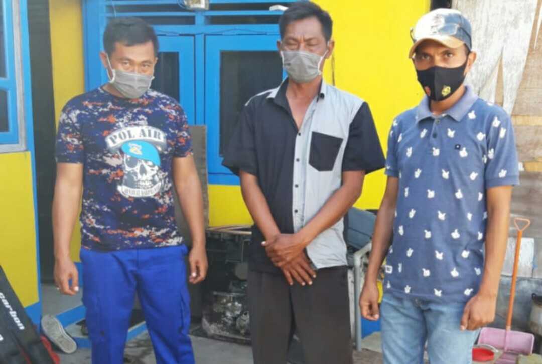 Pelaku bom ikan KA (tengah) ditangkap di perairan Taka Darat,  Desa Kolisia, Kecamatan Magepanda, Kabupaten Sikka, NTT