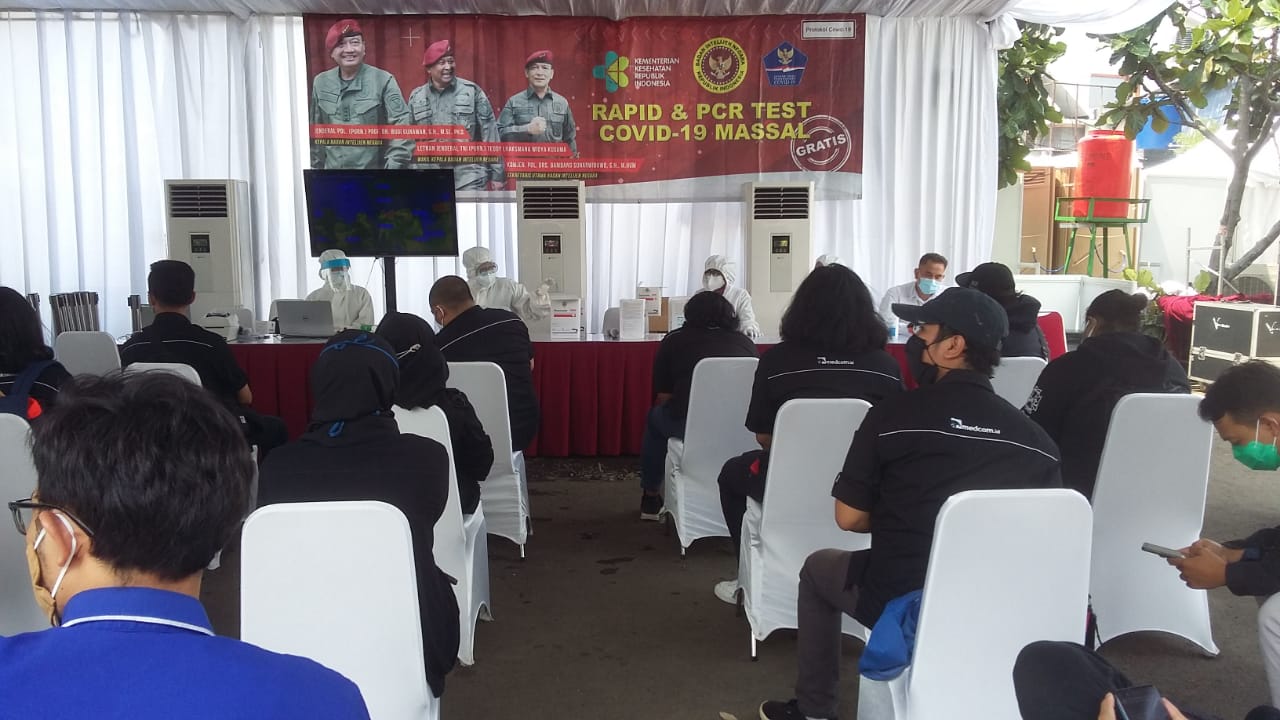 Pelaksanaan swab test di kantor Media Group, Kedoya, Jakarta.