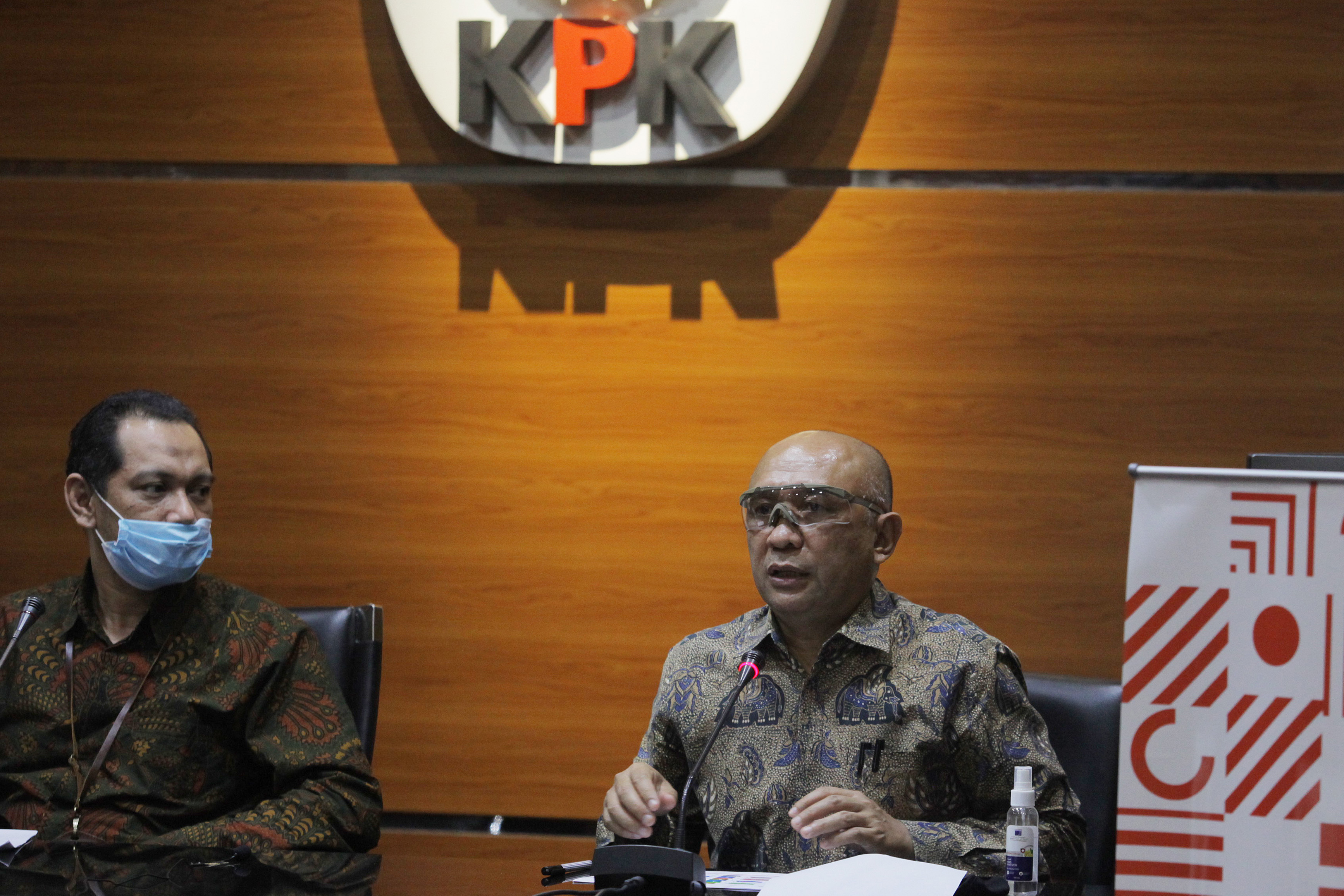 Menteri Koperasi dan UKM Teten Masduki (kanan) didampingi Wakil Ketua KPK Nurul Ghufron memberikan keterangan.